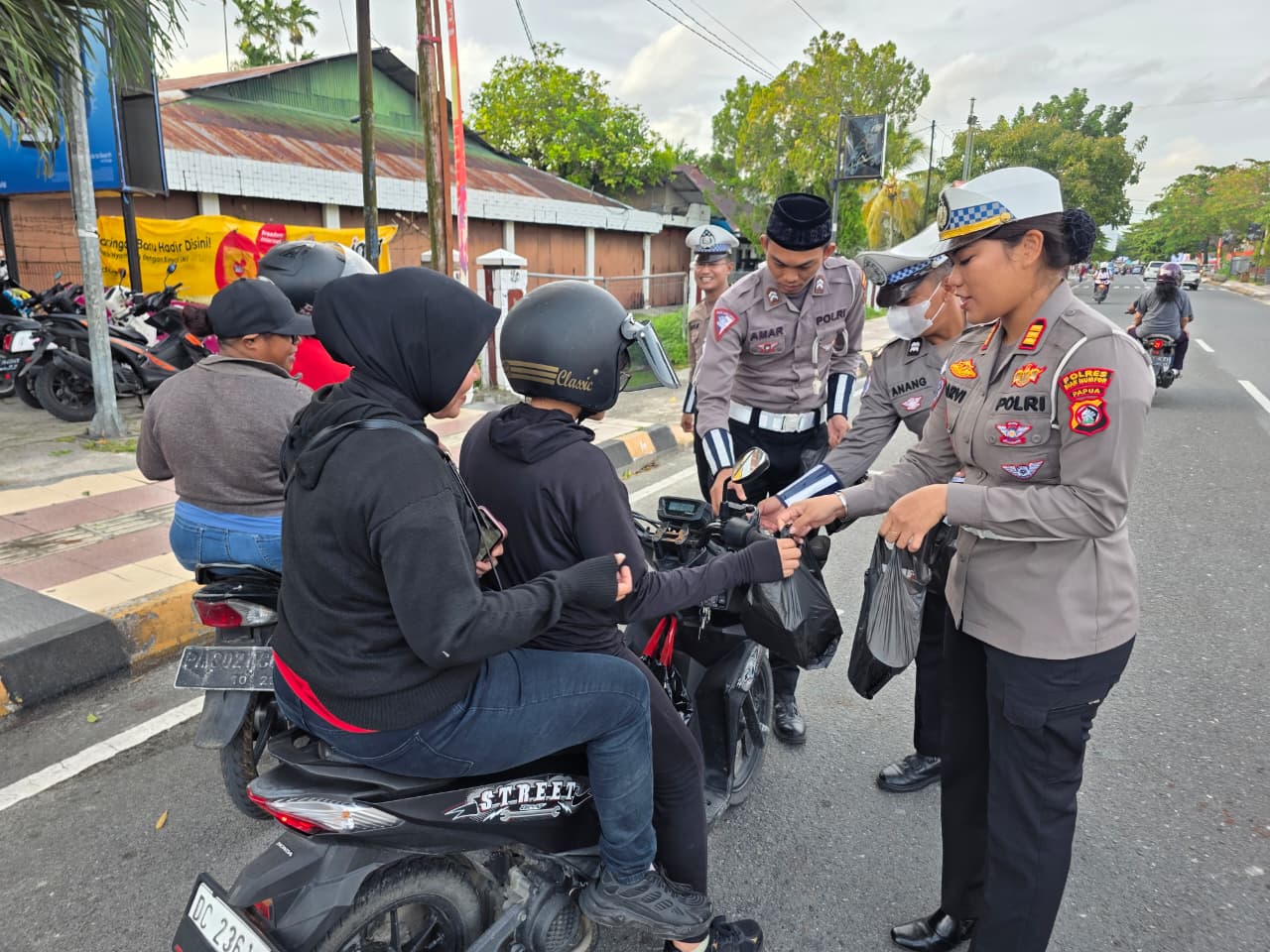 Satlantas Polres Biak Berbagi Takjil di Bulan Ramadhan