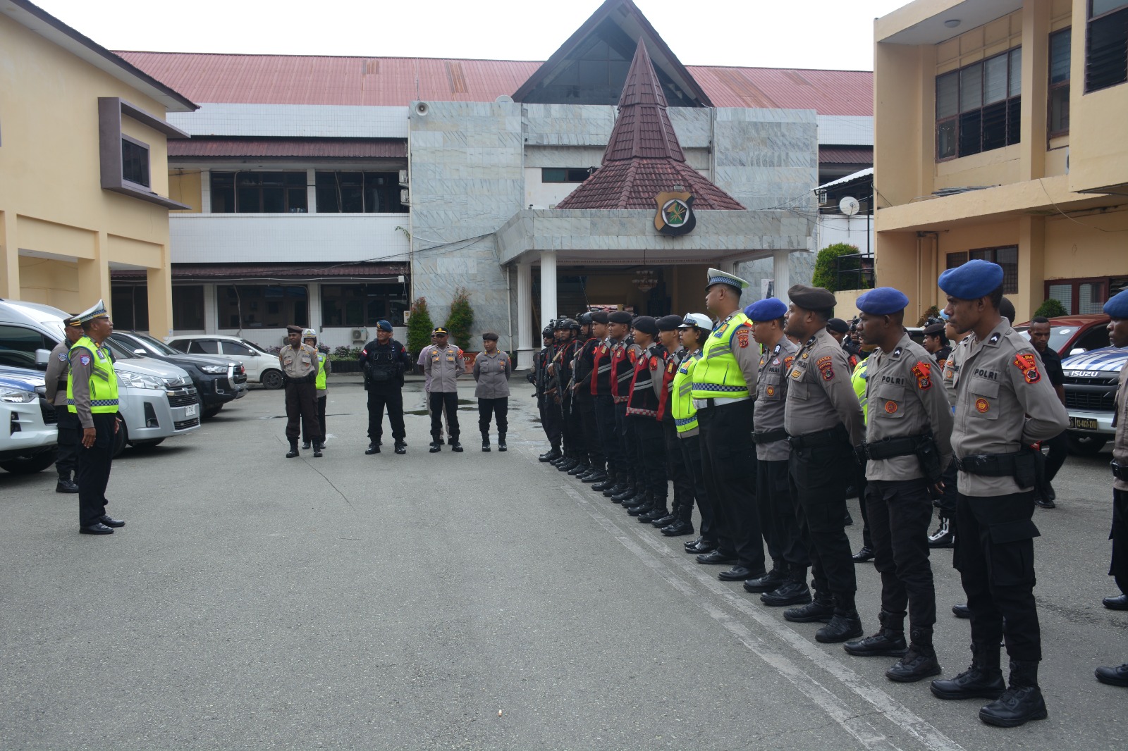 Apel Pagi Hari Ketujuh Operasi Ketupat Cartenz 2026, Personel Polda Papua Ditekankan Humanis dan Siap Siaga