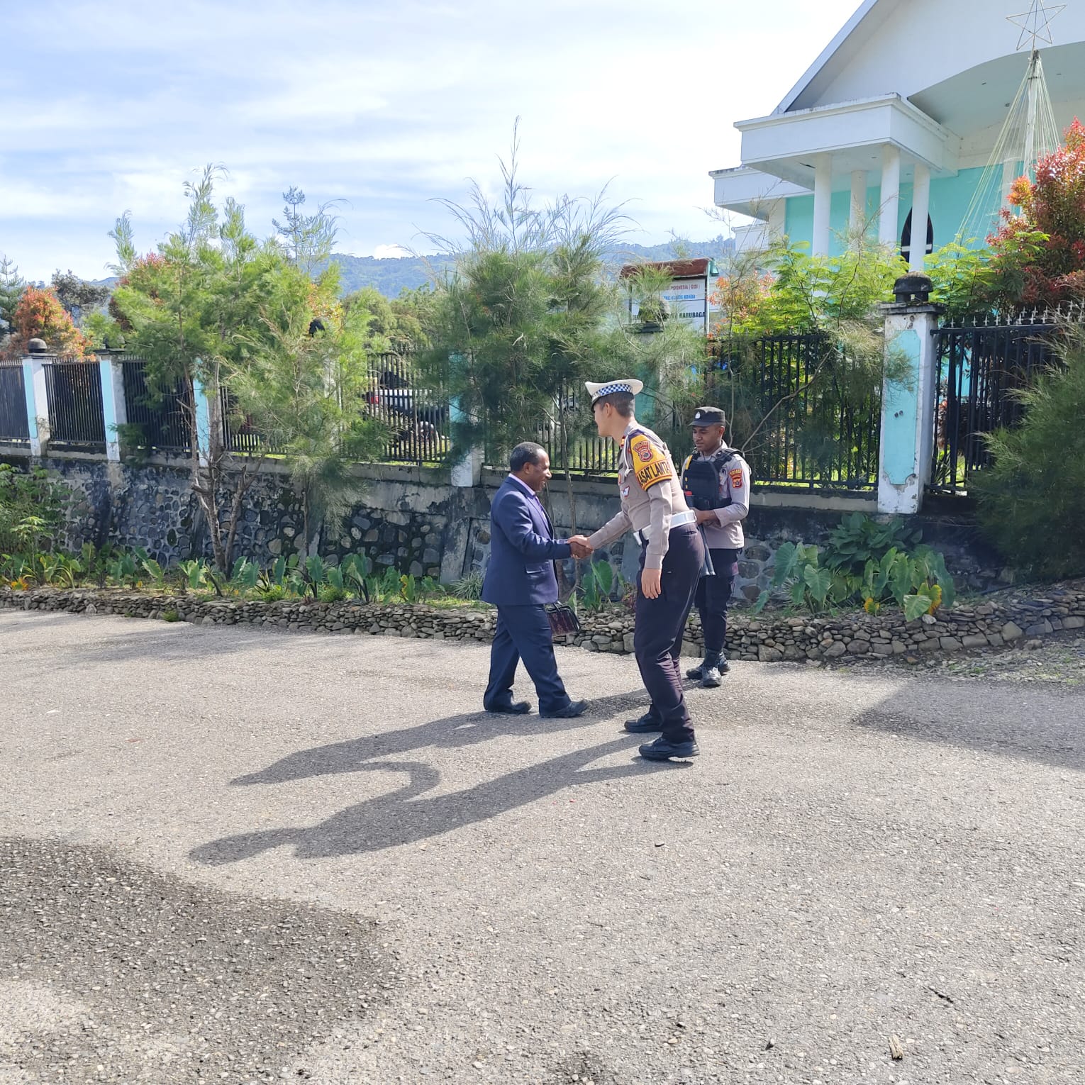 Pastikan Ibadah Hari Minggu Berjalan Aman Dan Kondusif, Polres Tolikara Gelar Patroli Dialogis