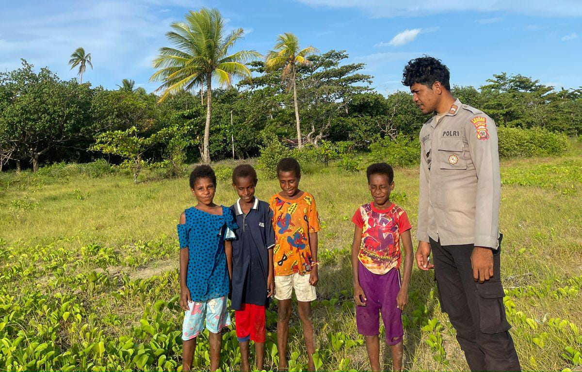 Kapolsek Okaba dan Anggota Sambangi Warga, Sampaikan Pesan Kamtibmas dan Peduli Generasi Penerus Bangsa