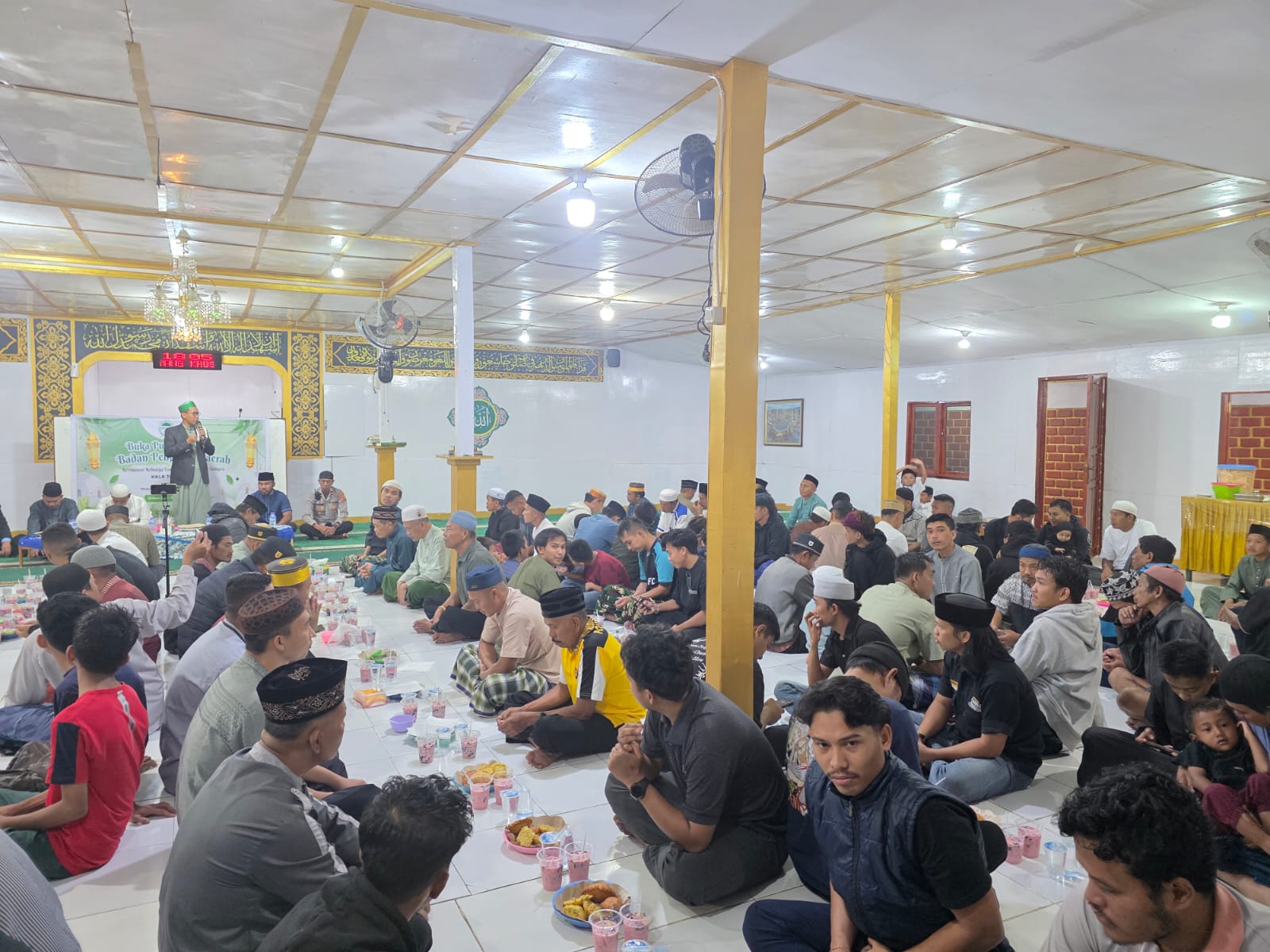 Polres Tolikara Hadiri Buka Puasa Bersama Badan Pengurus Daerah, Kerukunan Keluarga Luwu Raya (KKLR) Di Masjid Baitul Muttaqin Karubaga
