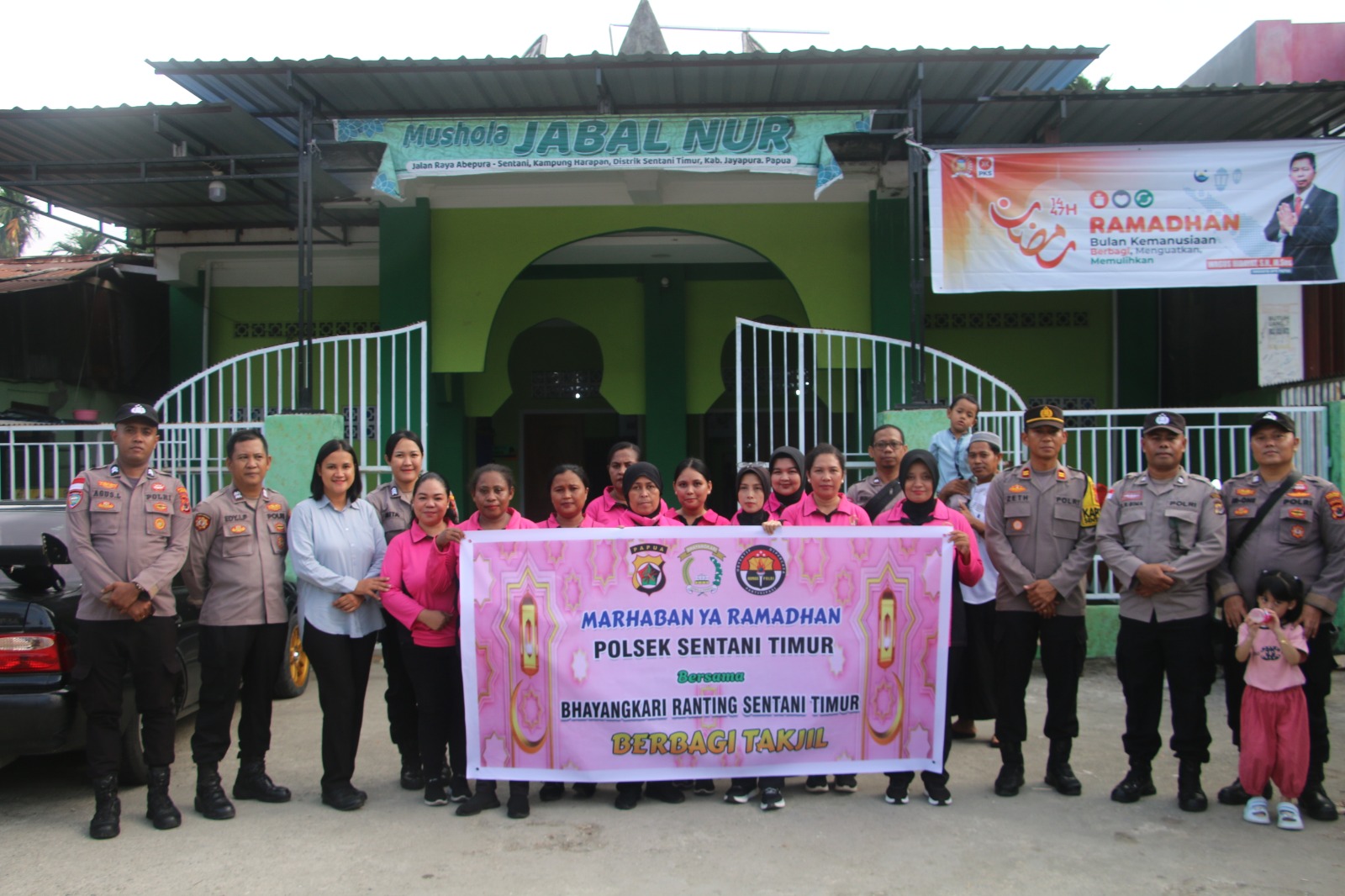 Kapolsek Sentani Timur Bersama Bhayangkari Bagikan Takjil ke Masjid dan Pengendara