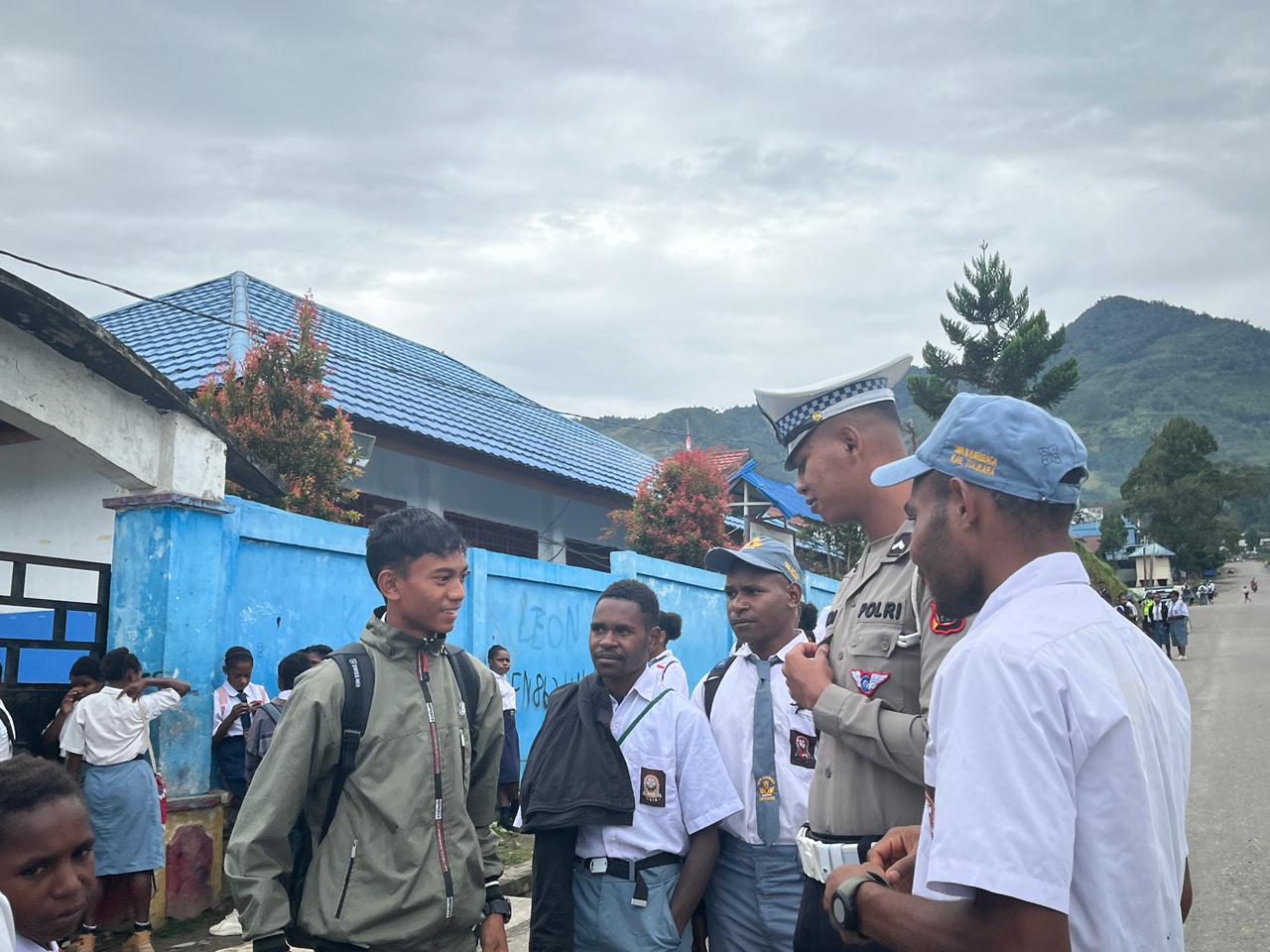 Satlantas Polres Tolikara Intensifkan Strong Point Pagi Di Bulan Ramadhan, Arus Lalu Lintas Ramai Dan Lancar