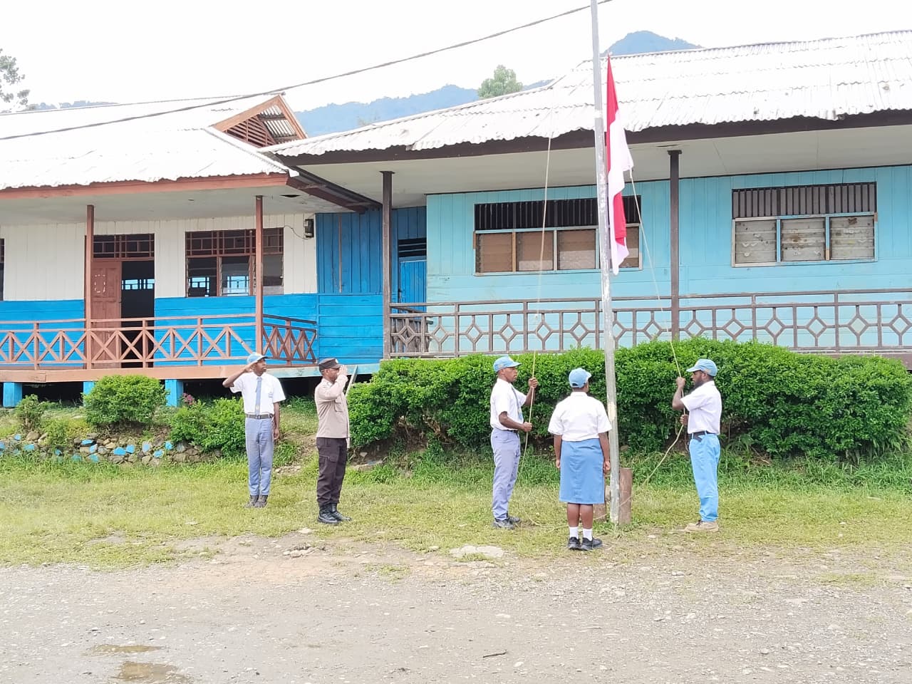 Bhabinkamtibmas Polres Tolikara Jadi Pembina Upacara di SMA YPPGI Karubaga, Tanamkan Disiplin dan Semangat Belajar