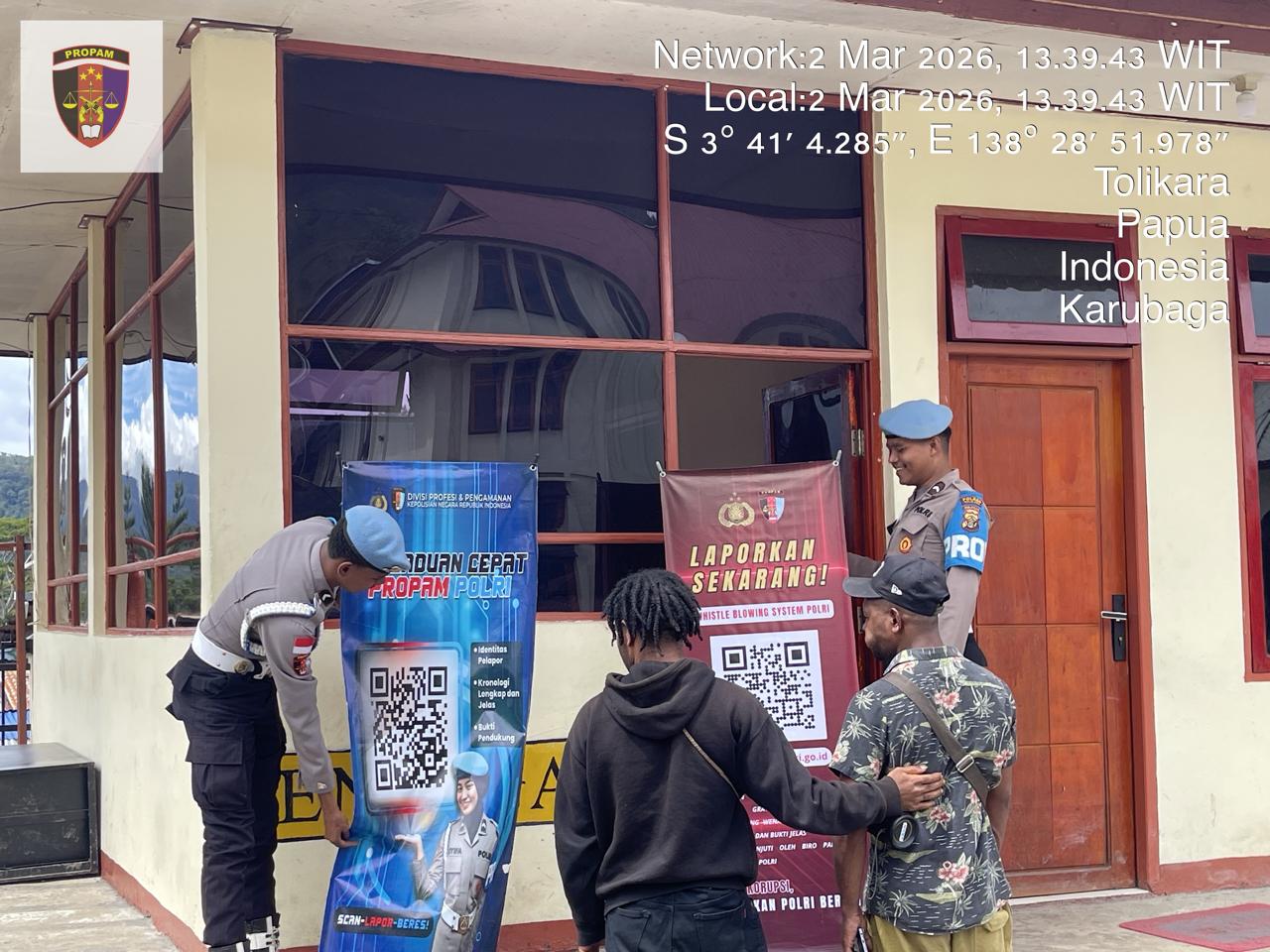 Propam Polres Tolikara Gelar Sosialisasi Dumas Online Dan Pasang Sticker/Banner Barcode Yanduan