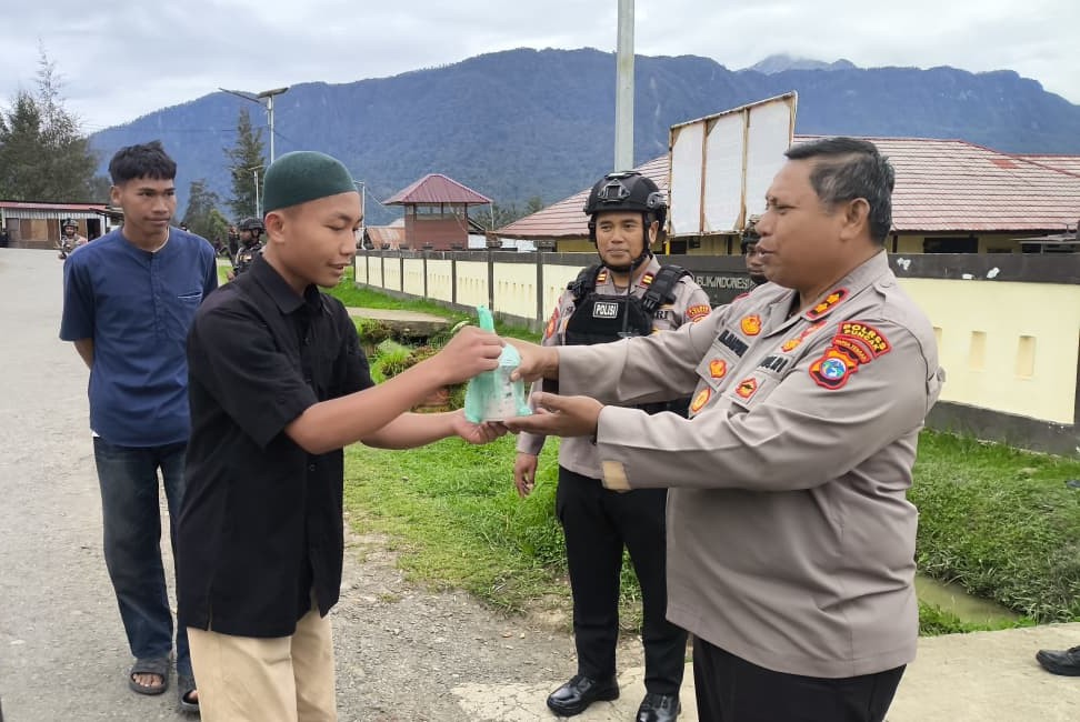 Polres Puncak Berbagi Takjil di Ilaga, Wujud Kepedulian Humanis di Bulan Ramadan