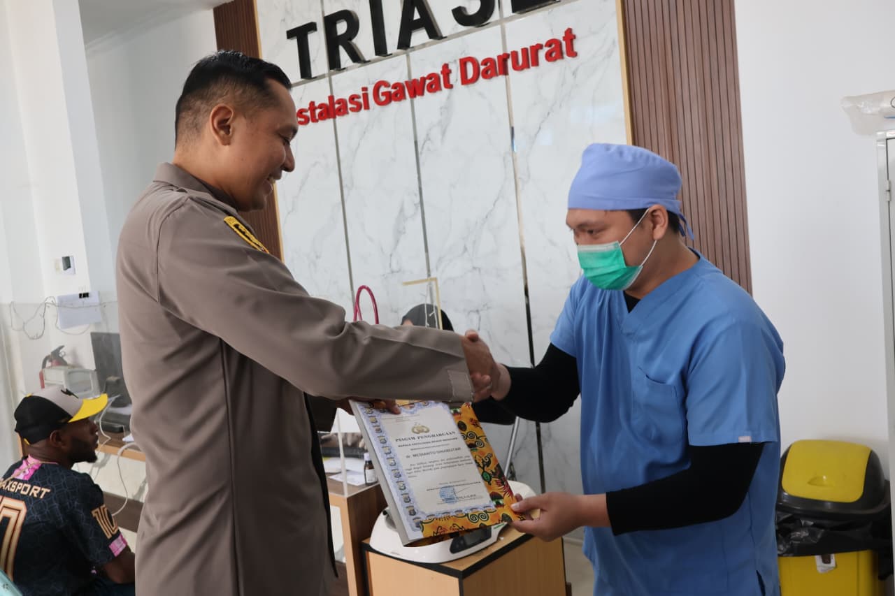 Polres Merauke Berikan Penghargaan kepada Tenaga Medis RSUD atas Peran Ungkap Kasus Penganiayaan