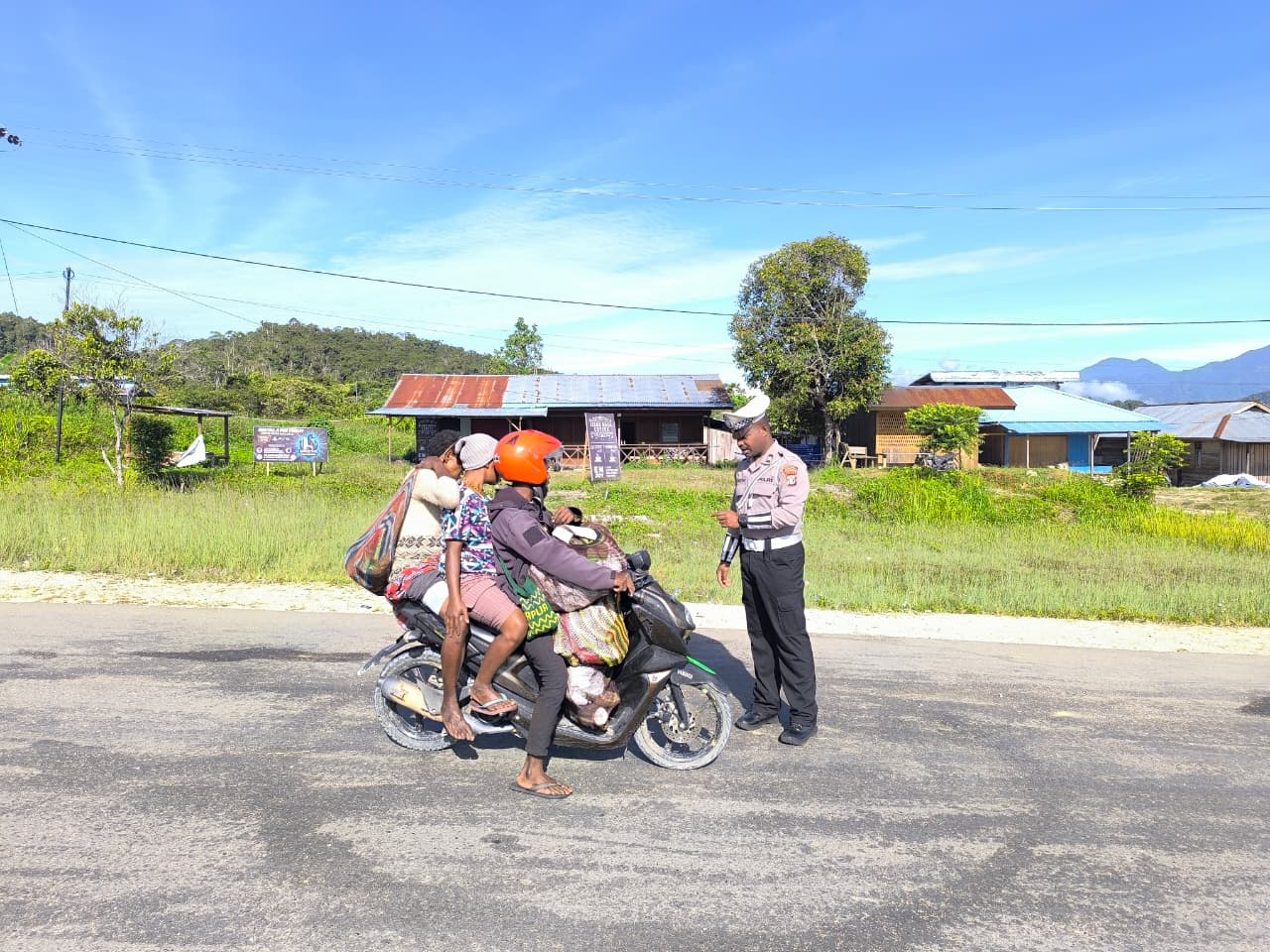 Teguran Humanis Polantas untuk Pengendara Motor Berboncengan Tiga di Mamberamo Tengah