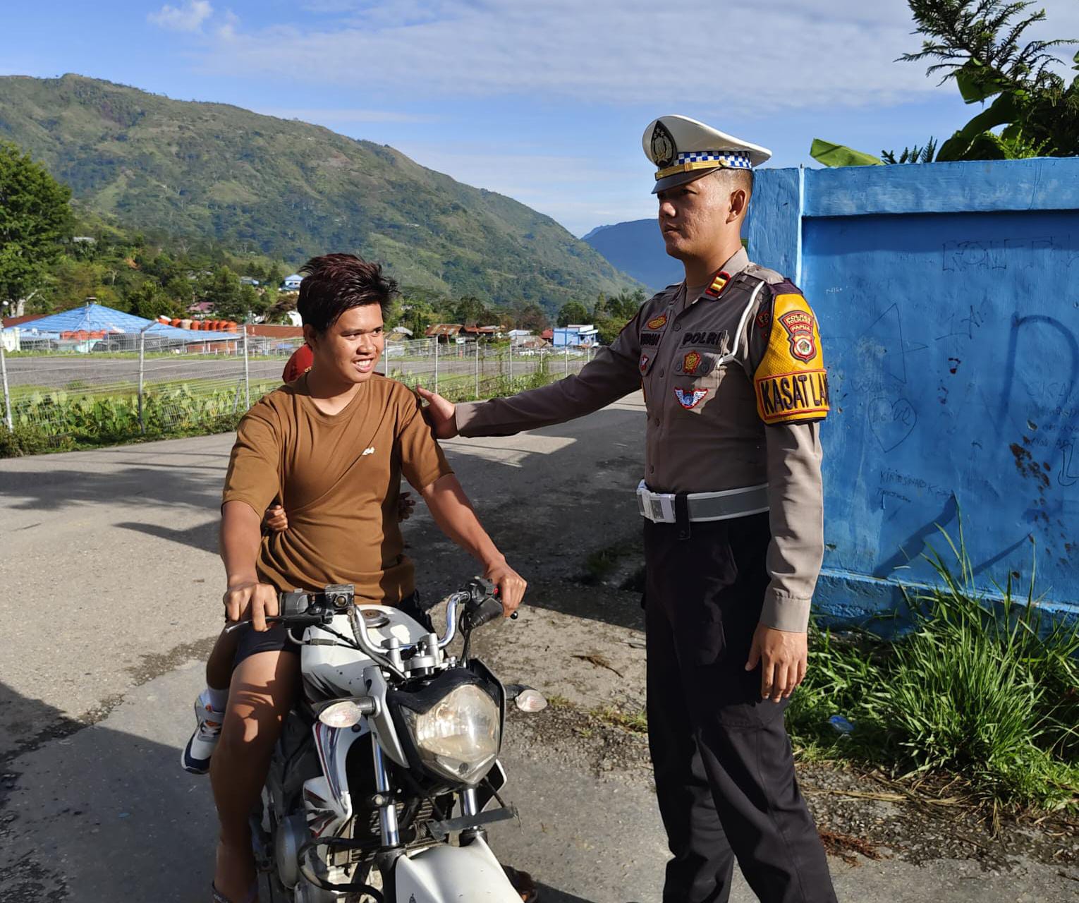 Jelang Idul Fitri, Satlantas Polres Tolikara Ajak Warga Karubaga Tertib Berlalu Lintas Demi Keselamatan Bersama