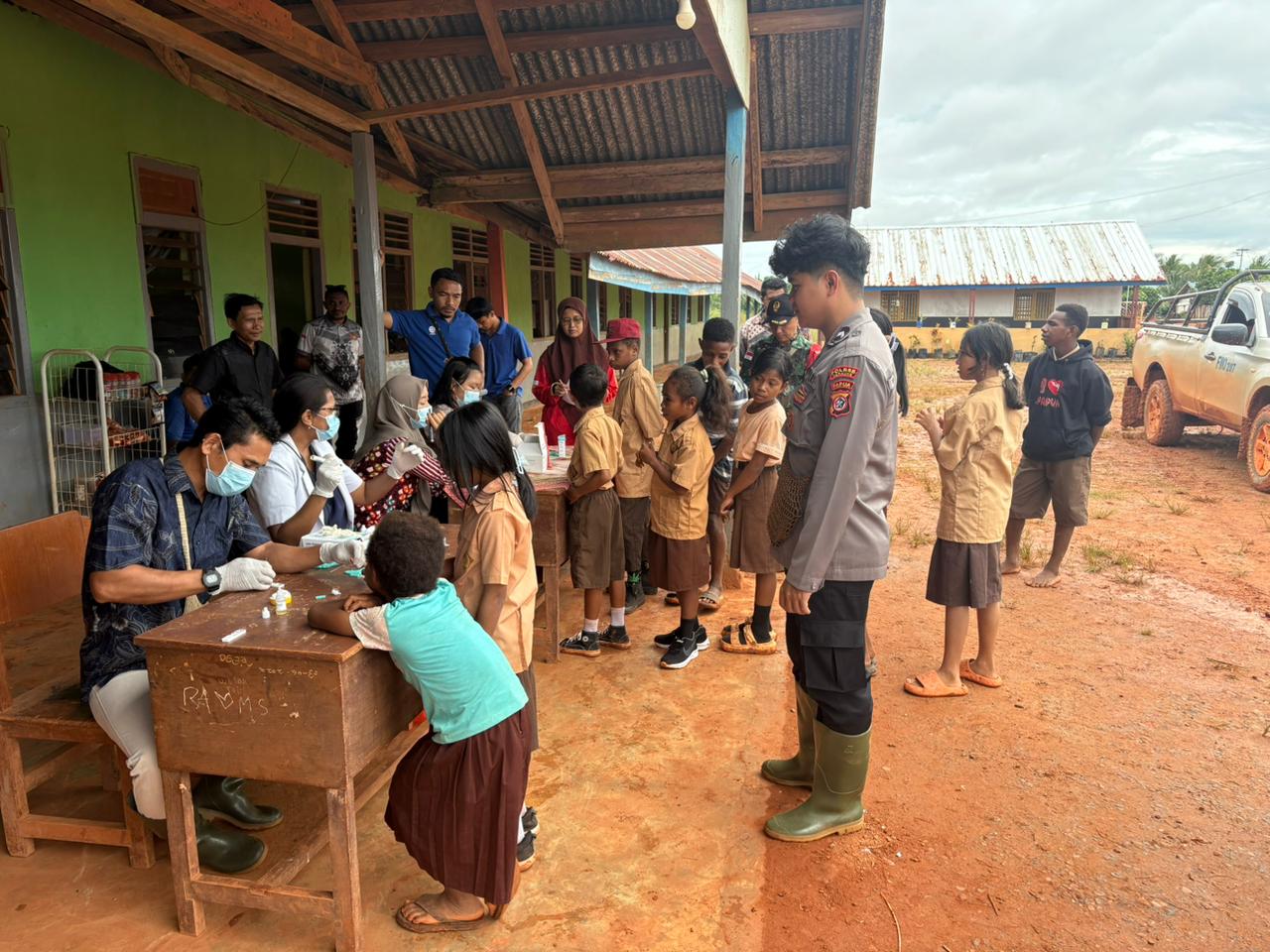 Personel Pam Obvit Polres Merauke Laksanakan Pengamanan Pemeriksaan Malaria di SD Negeri PT PAL Selil