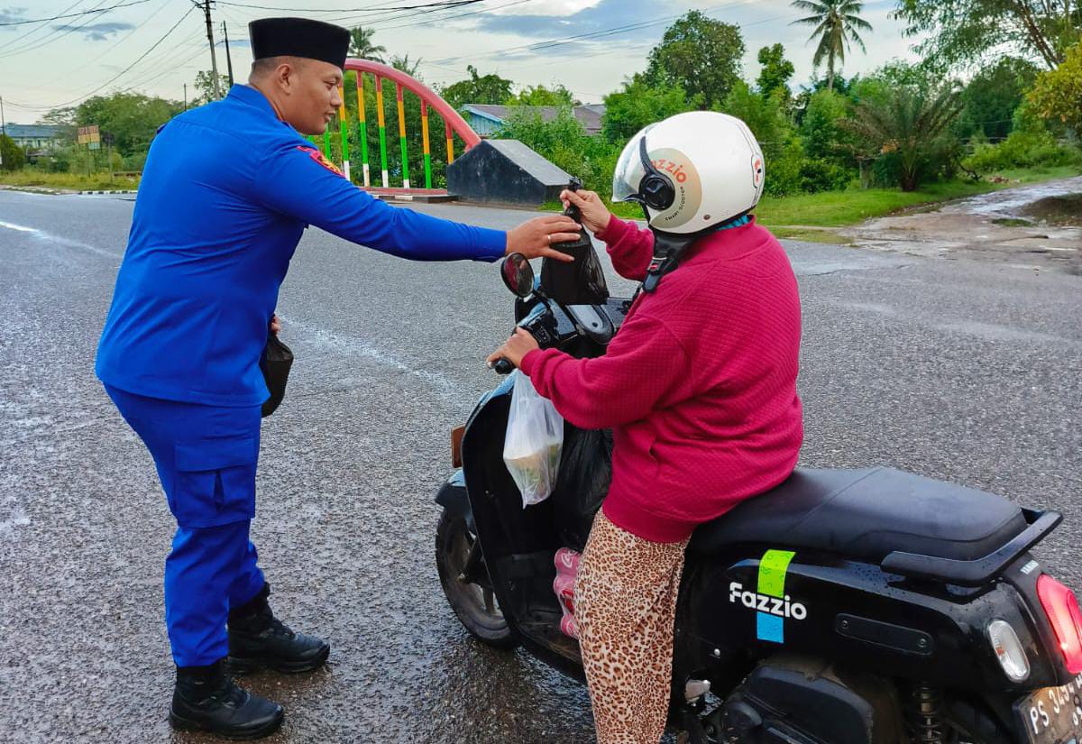 Satuan Polair Polres Merauke Gelar Bagi-Bagi Takjil di Bulan Suci Ramadhan 1447 H