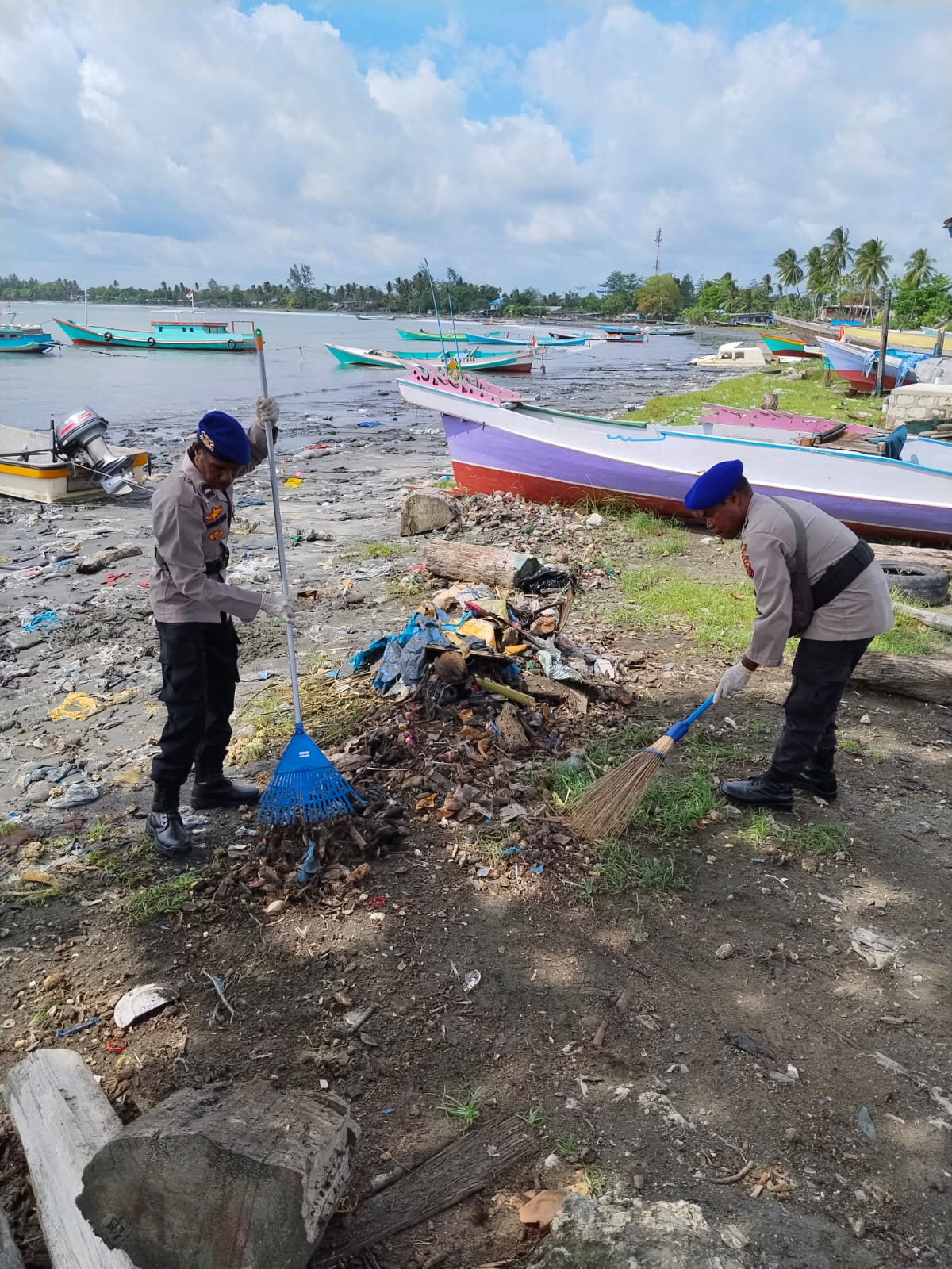 Ciptakan Lingkungan Bersih dan Sehat, Sat Polairud Sarmi Gelar Kerja Bakti Pesisir
