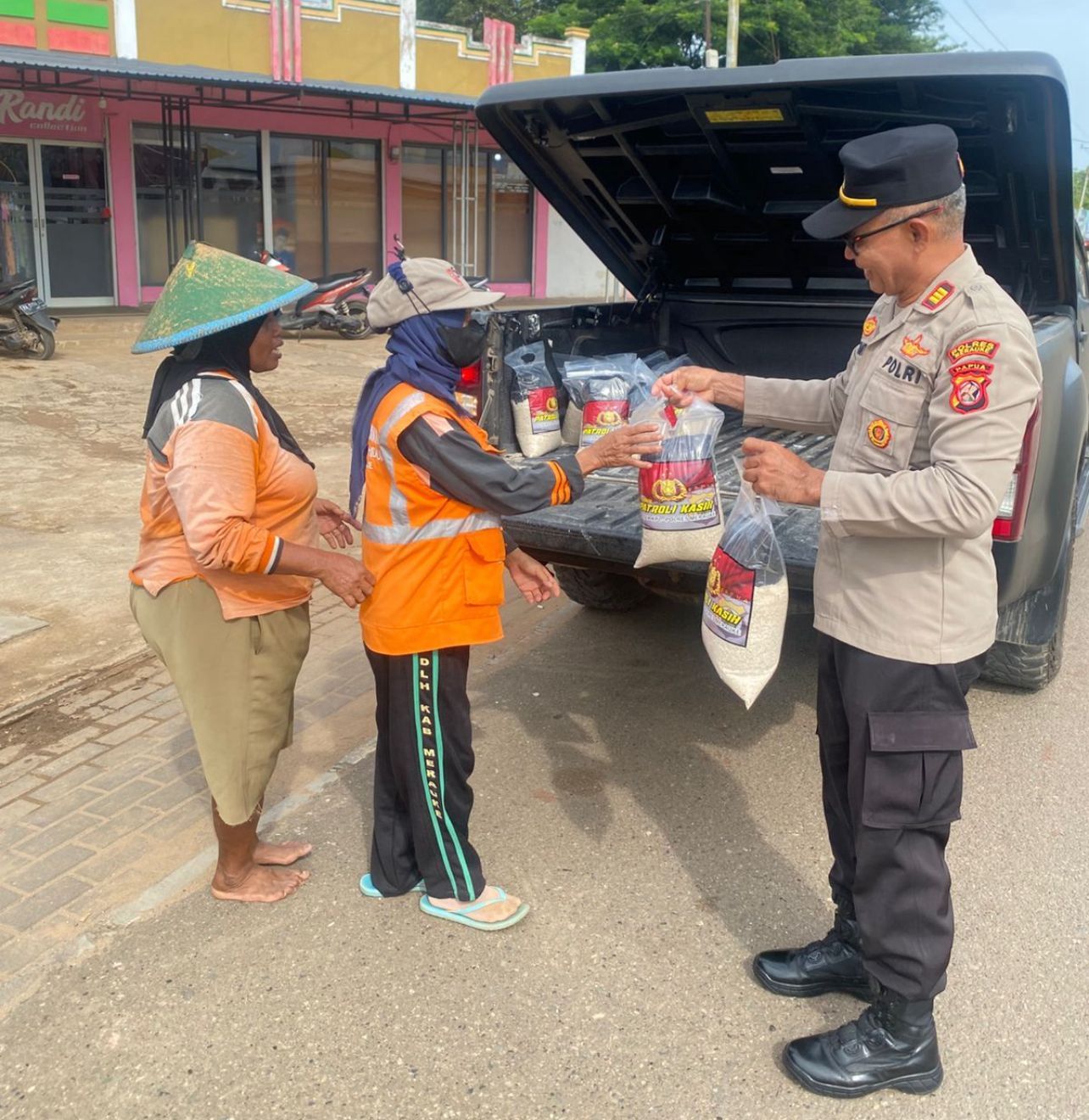 Patroli Kasih: Polsek KPL Merauke Siapkan Ratusan Sembako untuk Masyarakat yang membutuhkan