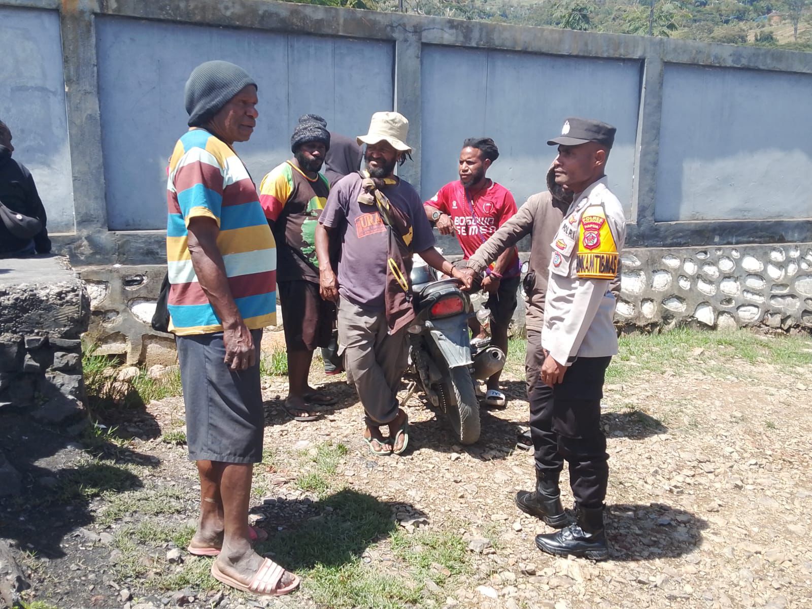 Sat Binmas Polres Tolikara Sambangi Warga Desa Danggulurik, Perkuat Sinergi Jaga Kamtibmas