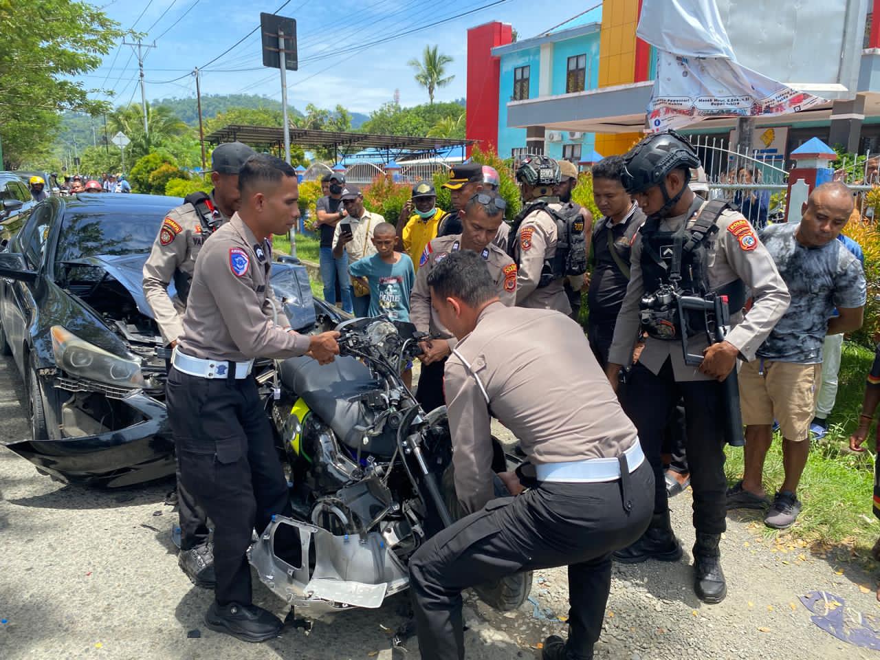 SAT LANTAS POLRES NABIRE MERESPON CEPAT KECELAKAAN LALU LINTAS DI DEPAN RSUD NABIRE