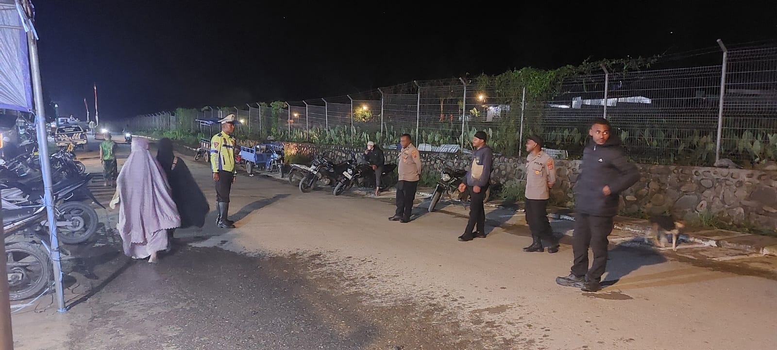 Polres Tolikara Jamin Keamanan Tarawih Hari Ke-14, Jemaah Baitul Muttaqin Khusyuk Beribadah