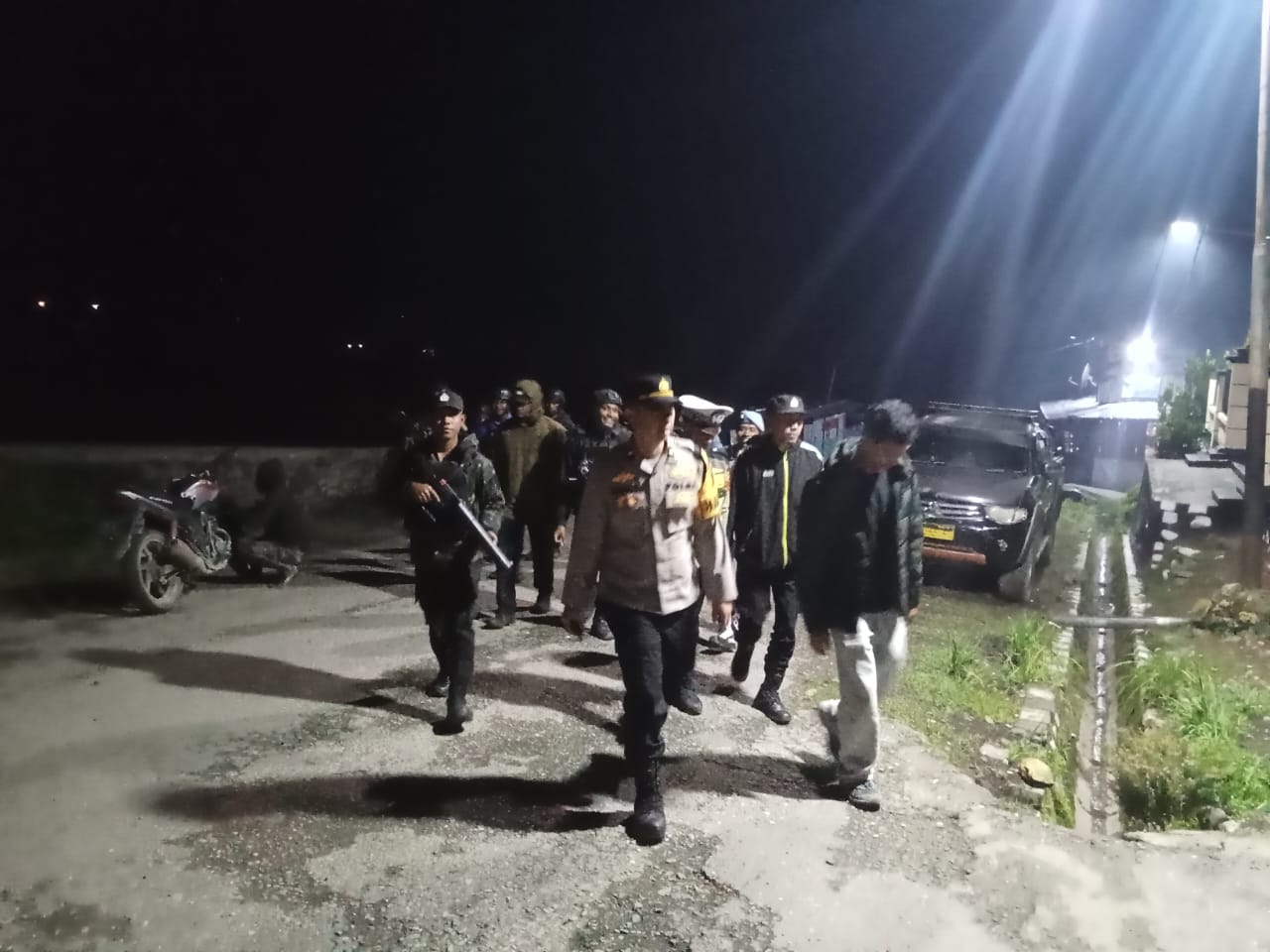 Jaga Stabilitas Keamanan, Regu II Polres Tolikara Laksanakan Patroli Humanis Di Karubaga