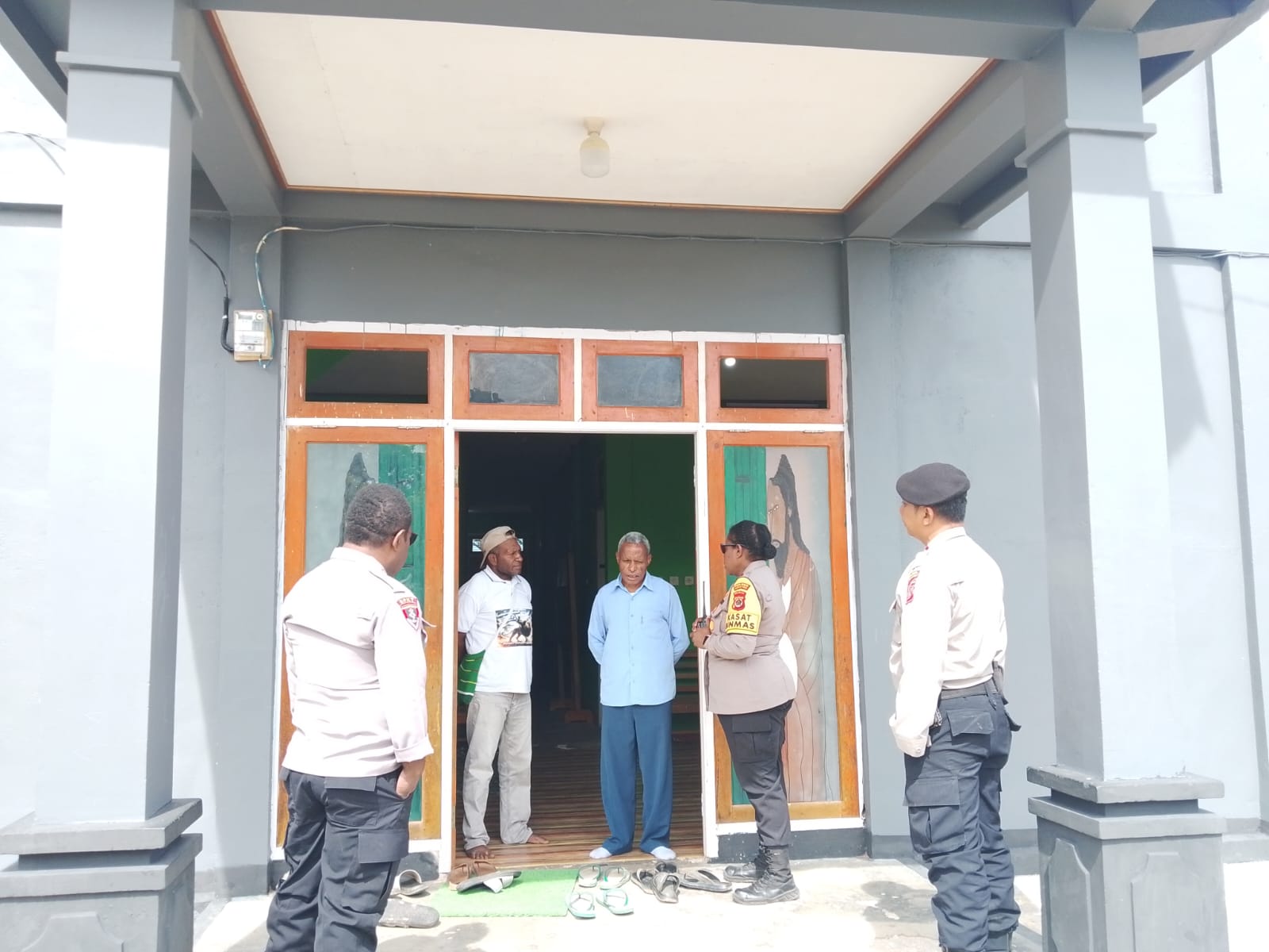 Patroli dialogis Polres Mamberamo Tengah Pastikan Kobakma Aman dan Kondusif