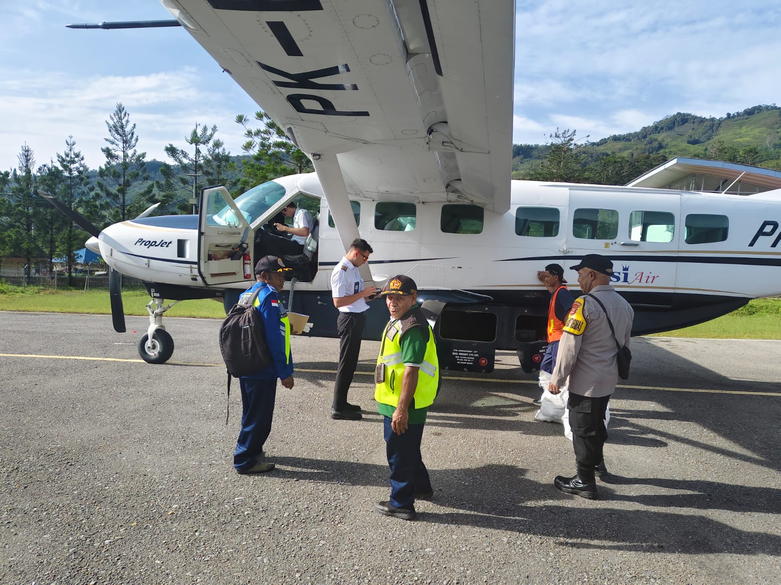 Polri Dan TNI Amankan Pesawat Susi Air PK-BVJ Di Bandara Bokondini, Situasi Aman Dan Kondusif