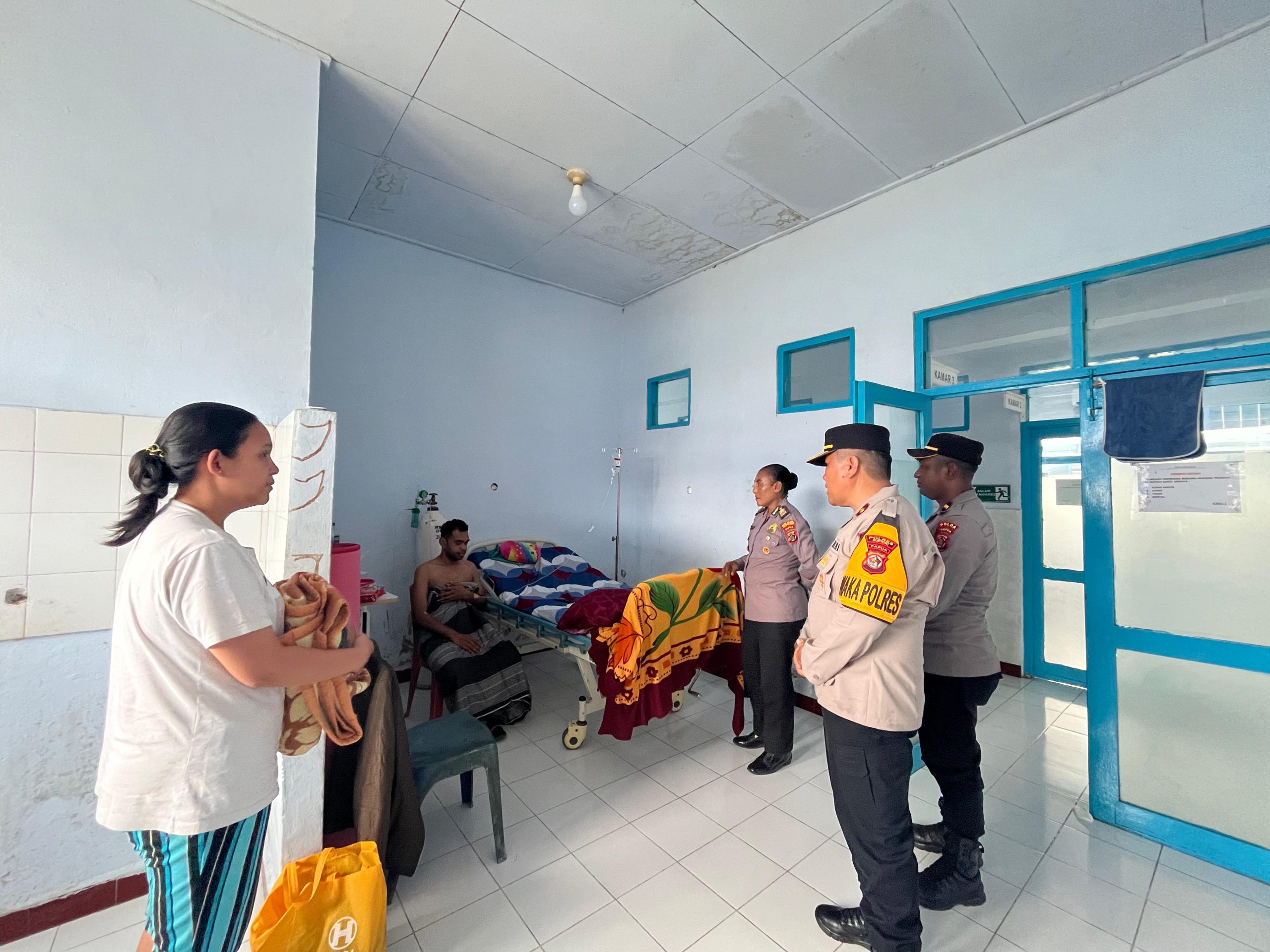 Wujud Kebersamaan, Polres Supiori Jenguk Anggota Yang Sakit