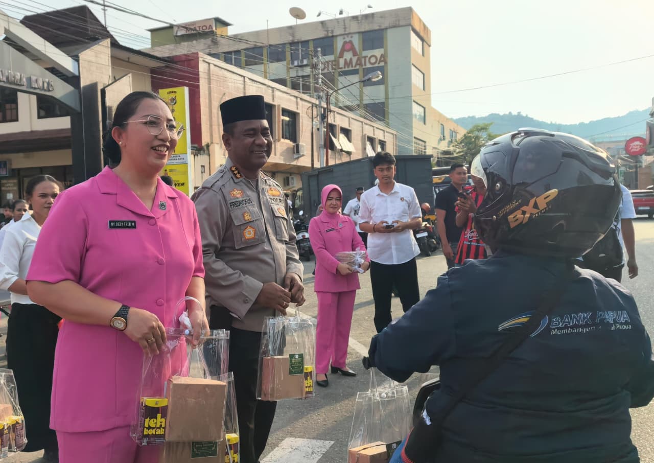 ‎Indahnya Ramadhan, Kapolresta Beserta Bhayangkari Bagikan Takjil