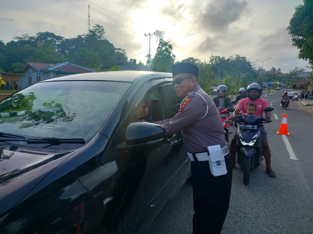 Polres Supiori melalui Sat Lantas Bagikan Takjil di Bulan Suci Ramadhan