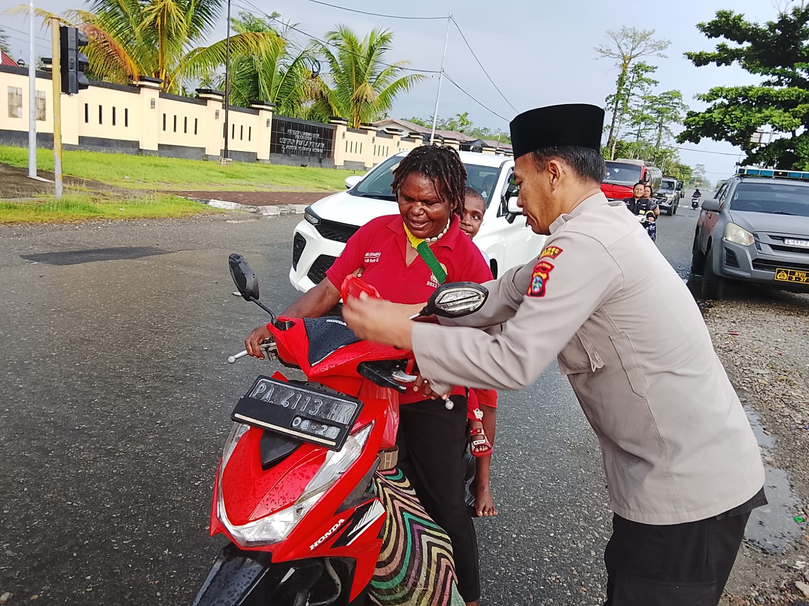 Polres Mimika Gelar “Takjil On The Road” di Kuala Kencana, Pererat Silaturahmi di Bulan Ramadan