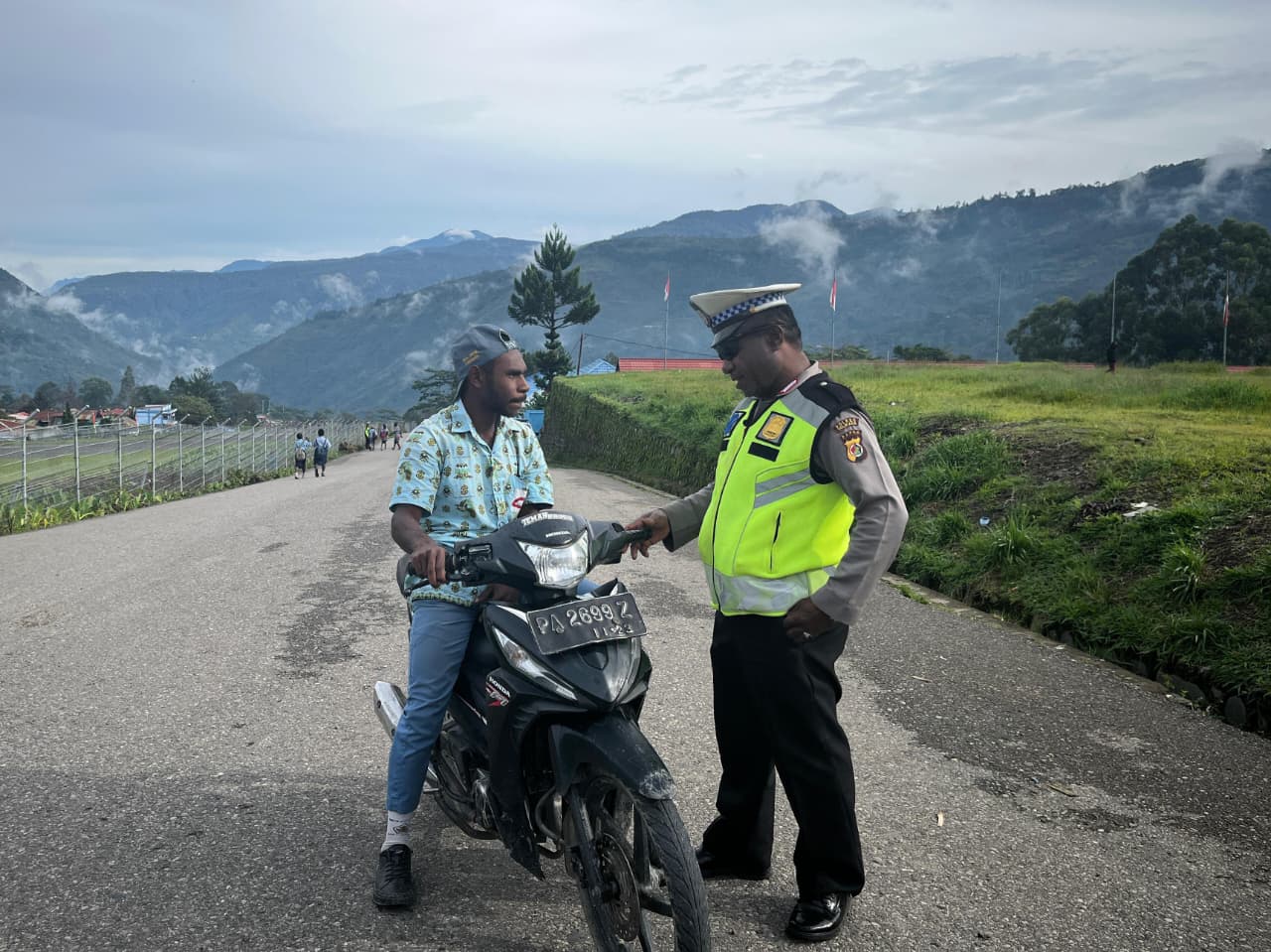 Sat Lantas Polres Tolikara Intensifkan Strong Point Pagi Di Bulan Suci, Wujudkan Kamseltibcarlantas Yang Kondusif
