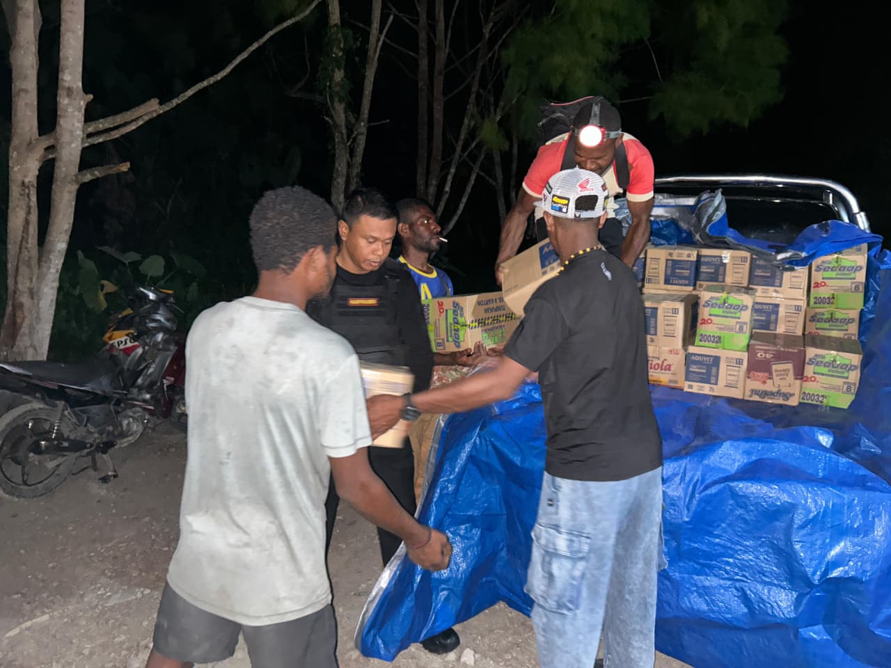 POLRES NABIRE SALURKAN BANTUAN SEMBAKO KEPADA MASYARAKAT PENGUNGSIAN DI KALI HARAPAN
