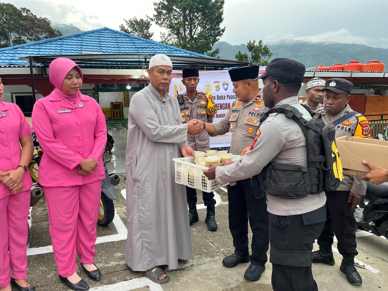 Polres Tolikara dan Bhayangkari Gelar Bagi-Bagi Takjil Kepada Masyarakat di Karubaga