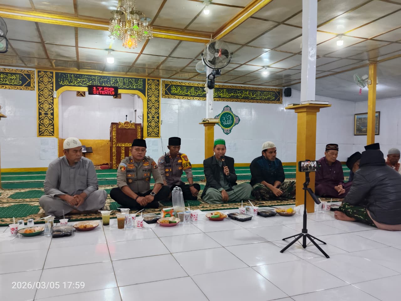Polres Tolikara dan Bhayangkari Gelar Buka Puasa Bersama Masyarakat di Masjid Baitul Muttaqin Karubaga