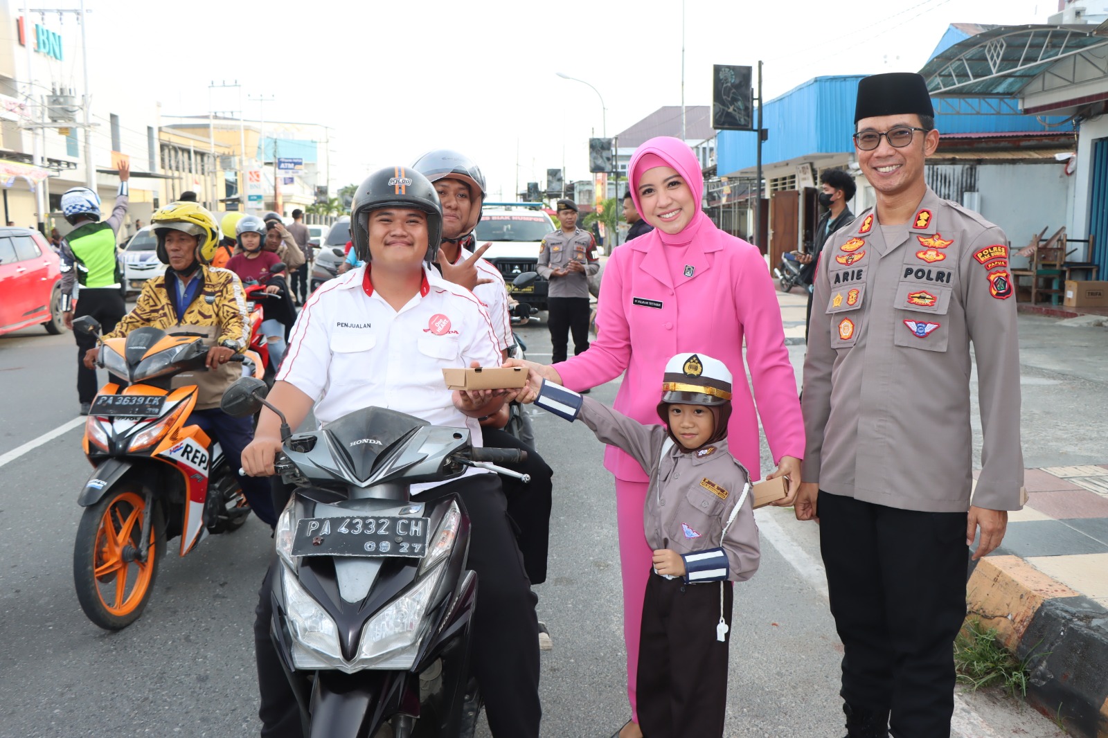 Ramadhan Berkah,Polres Biak Numfor dan Bhayangkari Berbagi Takjil