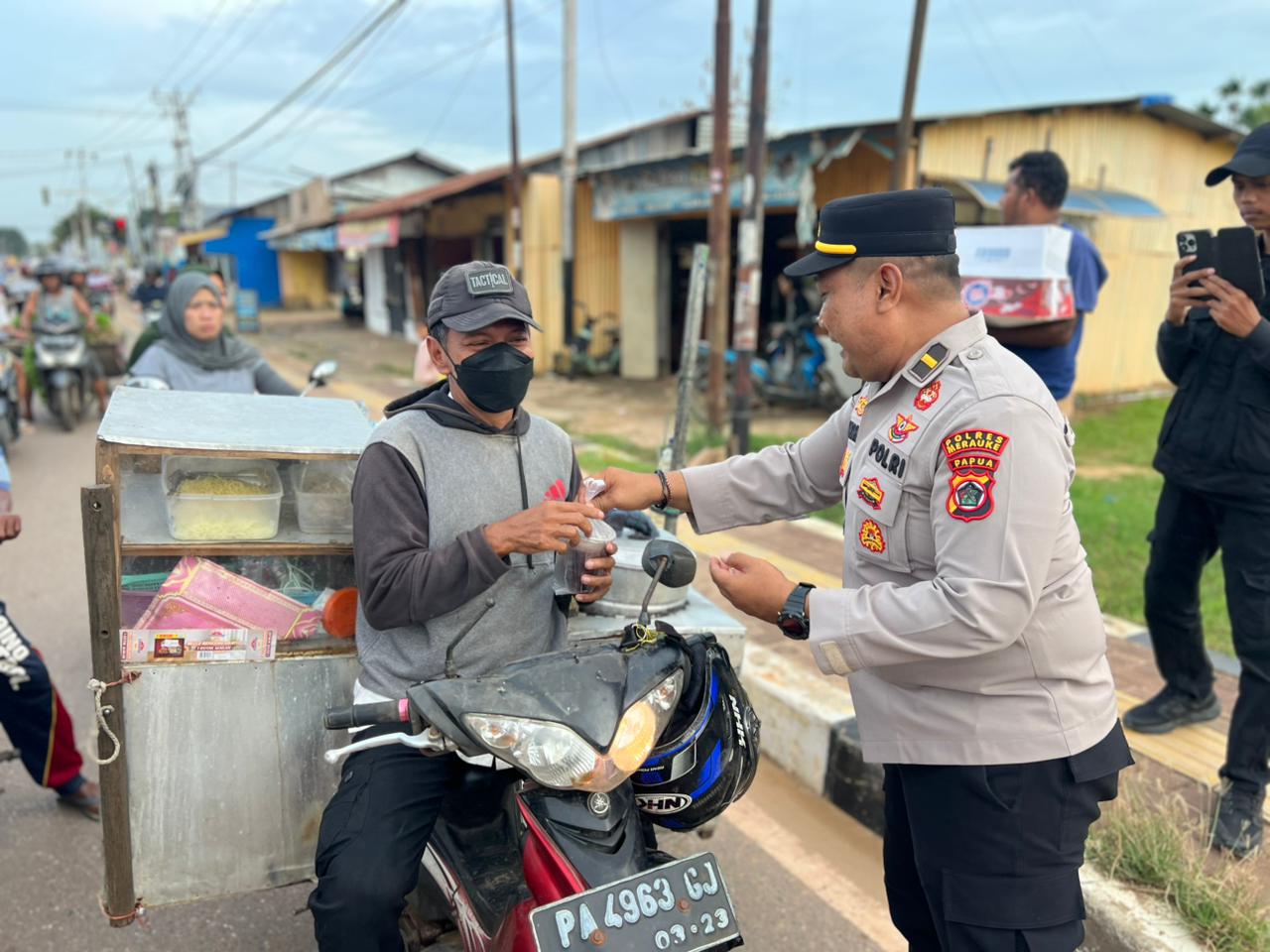Humas Polres Merauke dan Insan Pers Merauke Bagikan Takjil dan Paket Sembako di Bulan Suci Ramadan
