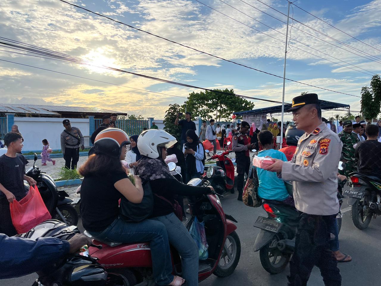 Sat Binmas Polres Sarmi Hadiri Kegiatan Berbagi 1000 Takjil dari Baznas Kabupaten Sarmi