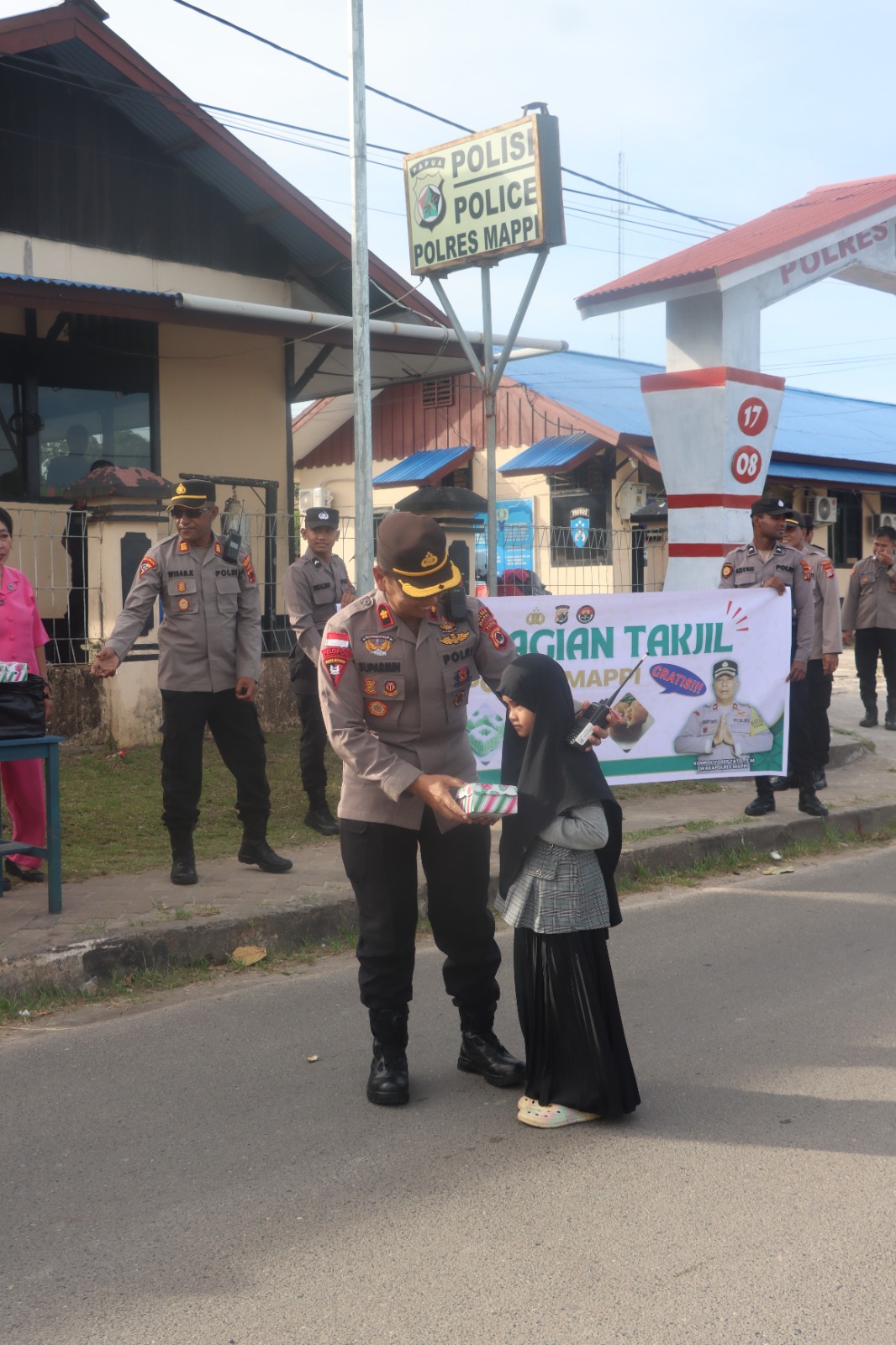 Polres Mappi Bagikan 100 Paket Takjil kepada Warga yang Melintas di Depan Mako.