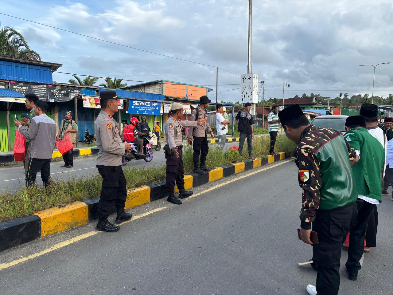 Sat Samapta Polres Sarmi Turun Langsung Amankan Kegiatan Berbagi Takjil untuk Masyarakat