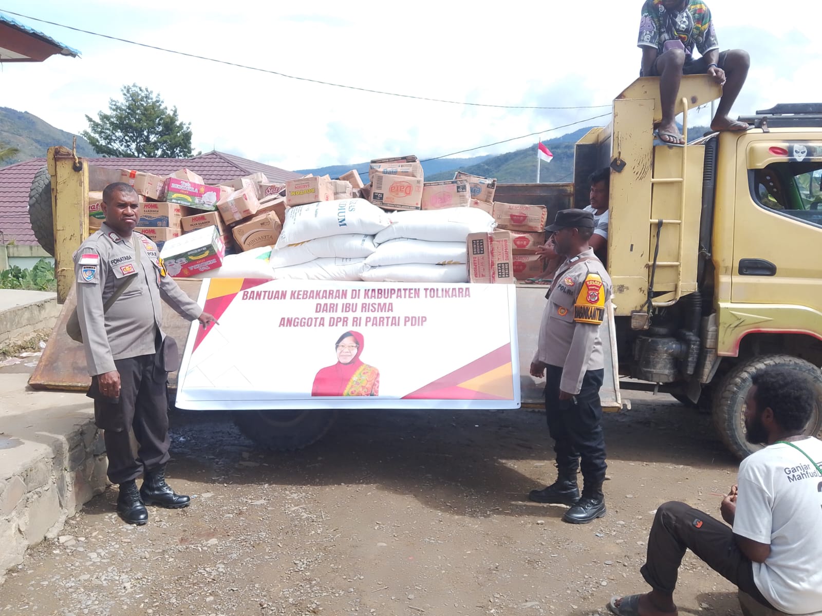 Sat Binmas Polres Tolikara Cek Penyaluran Bantuan Sembako Korban Kebakaran dari Anggota DPR RI Tri Rismaharini