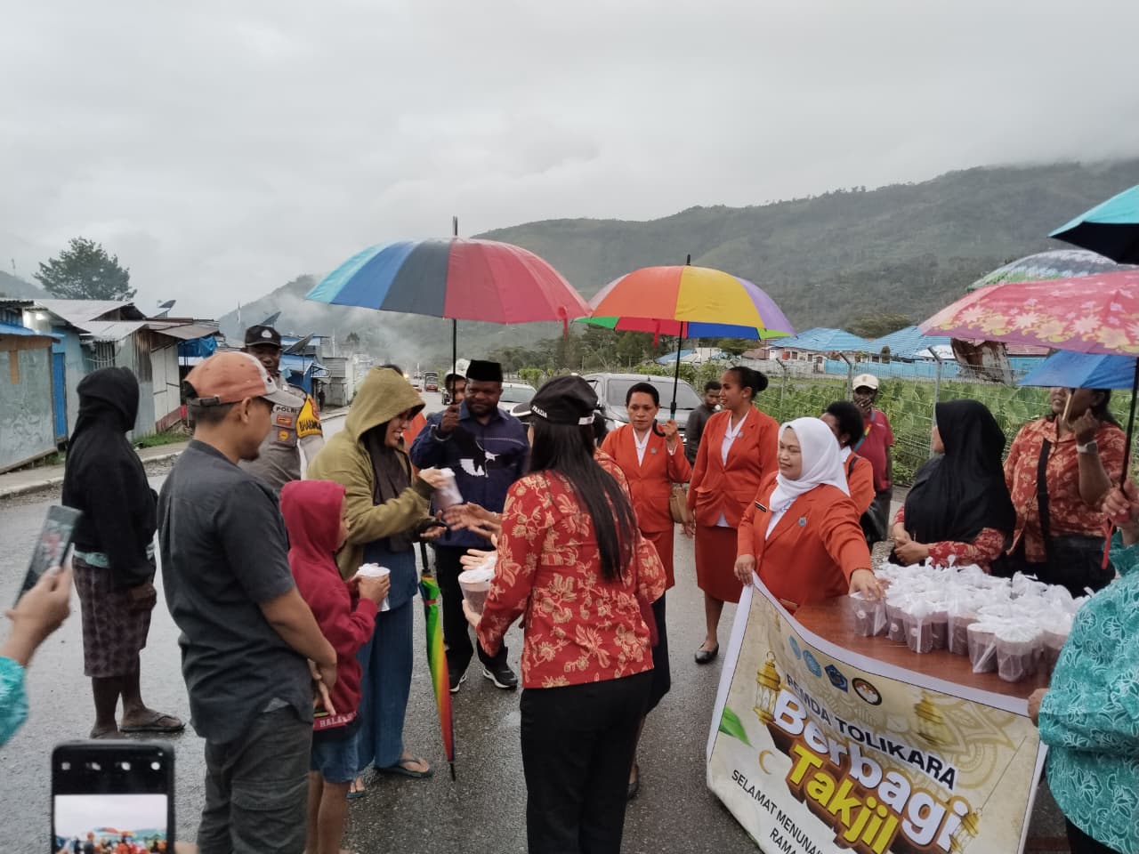 Meski Di Guyur Hujan, Pemda Tolikara Dikawal Sat Binmas : Berbagi 500 Takjil untuk Masyarakat Kota Karubaga
