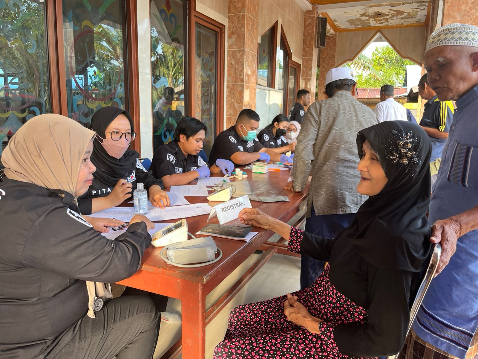 Bakti Kesehatan Polres Merauke, Layani Pemeriksaan dan Pengobatan Gratis bagi Jamaah Masjid AnNur Kuprik