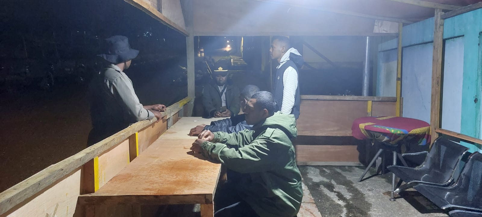 Pengamanan Tarawih Hari Ke-18, Sinergitas TNI–Polri Hadir Beri Rasa Aman Bagi Jamaah