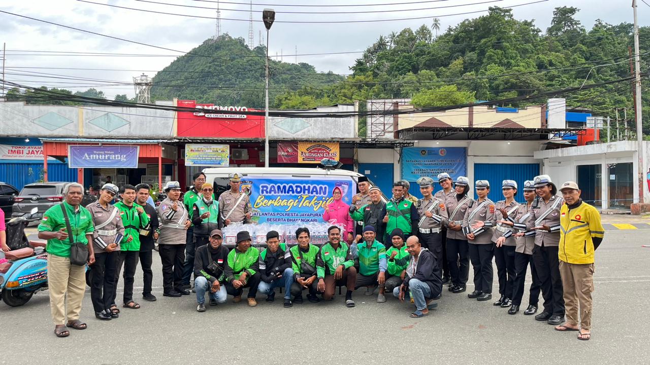 Bersama Ojol Raih Rajut Persaudaraan, Satlantas Polresta Bagikan Takjil