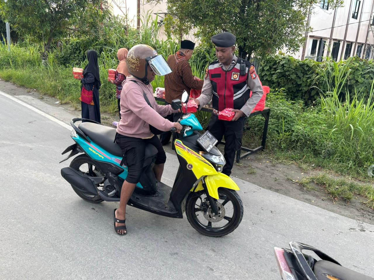 Polres Sarmi Amankan dan Bantu Bagikan 1.000 Takjil oleh HKJSM Kabupaten Sarmi