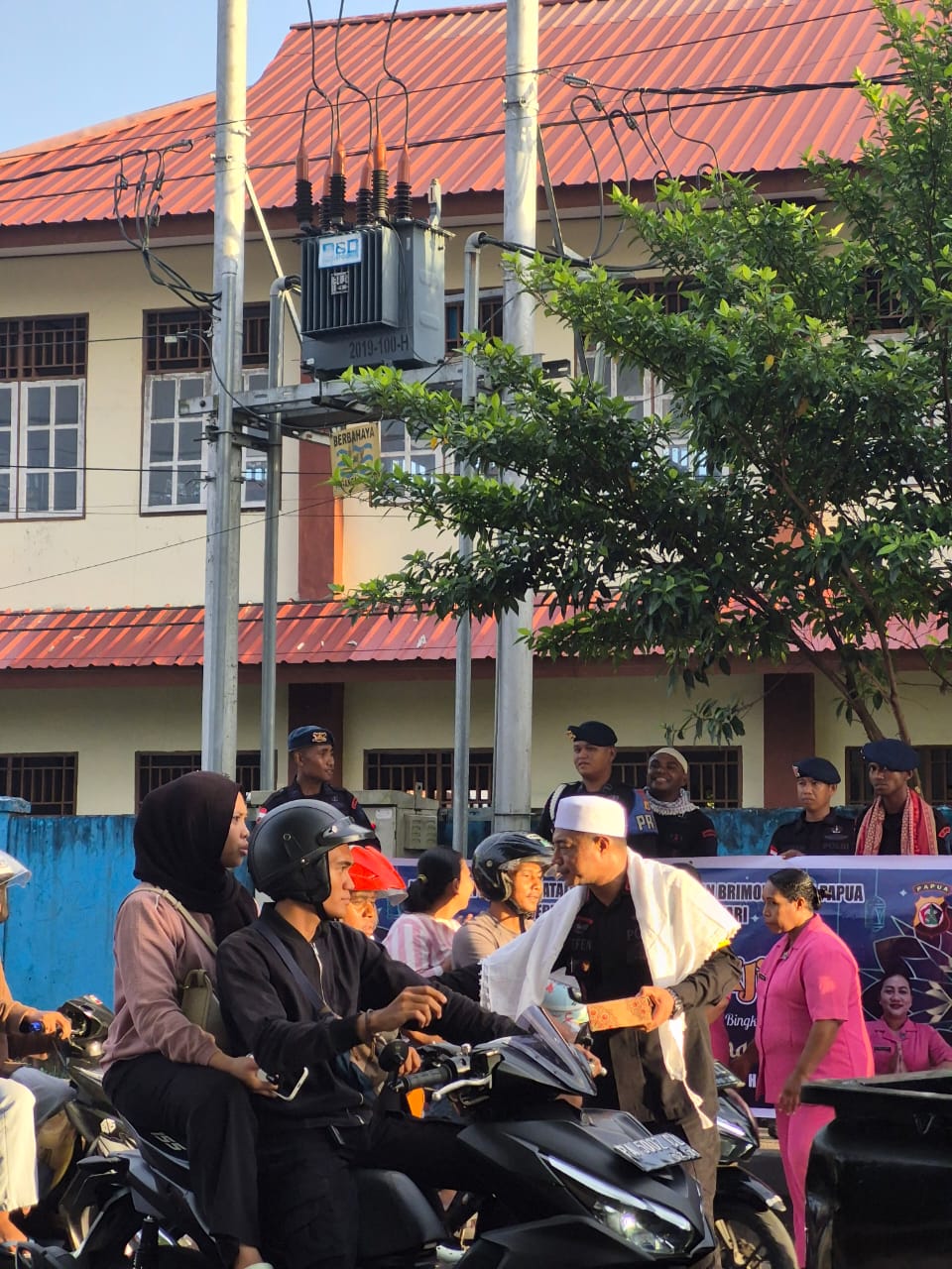 Brimob Kompi 4 Batalyon A Pelopor Biak Bagikan Takjil kepada Masyarakat