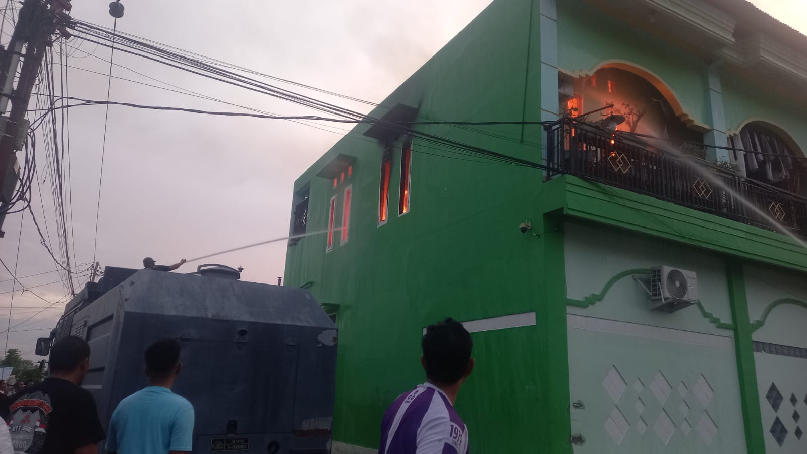 Quick Respon Polres Jayapura Tangani Kebakaran Rumah Dua Lantai di BTN Doyo Grand Waibu