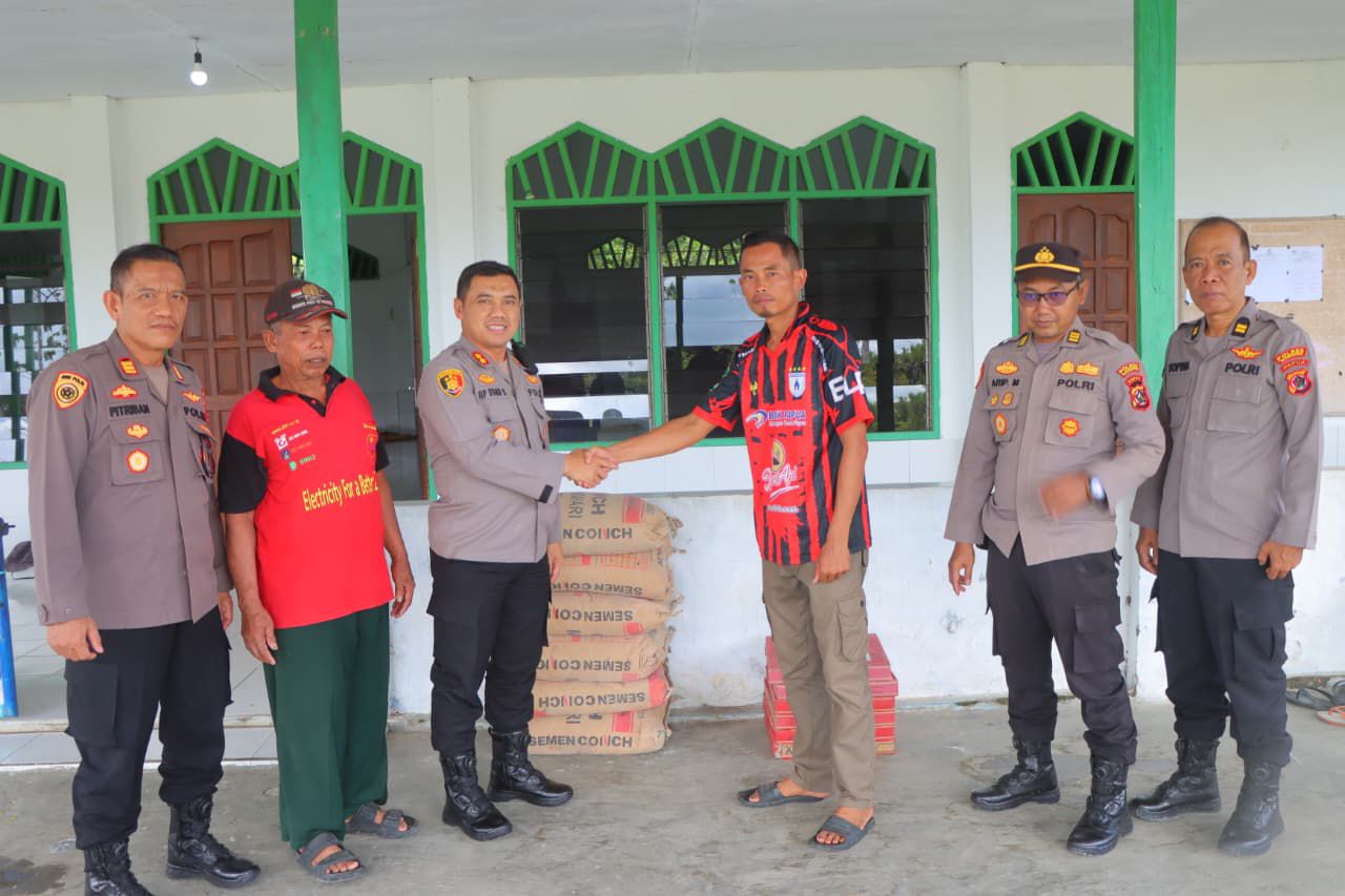 Wujud Kepedulian di Bulan Ramadhan, Kapolres Waropen Serahkan Bantuan Material Bangunan di Masjid Al Falah SP IV