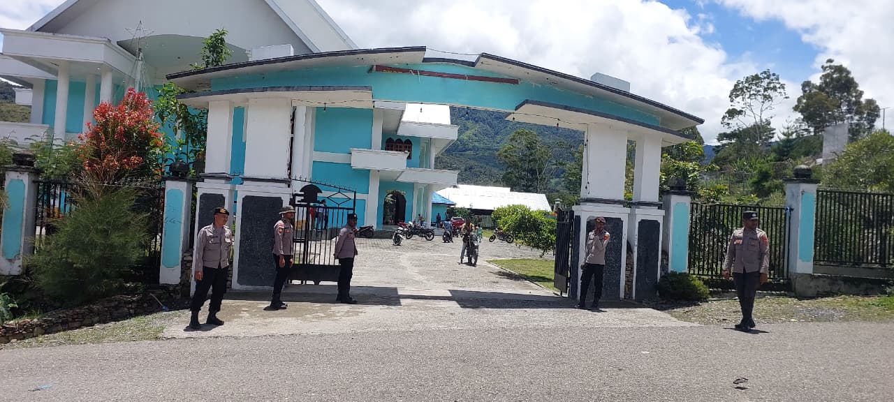 Polres Tolikara Laksanakan Patroli Jalan Kaki dan Pengamanan Ibadah Minggu di Kota Karubaga