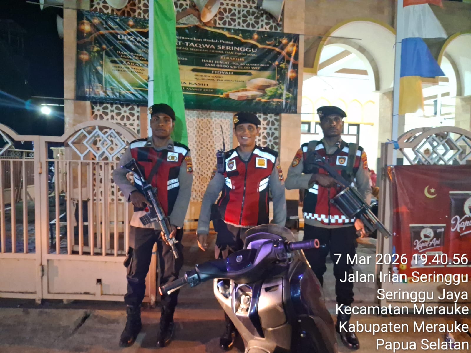 Pengamanan Sholat Tarawih di Masjid Nurul Amiin Kampung Okaba Berlangsung Aman dan Kondusif