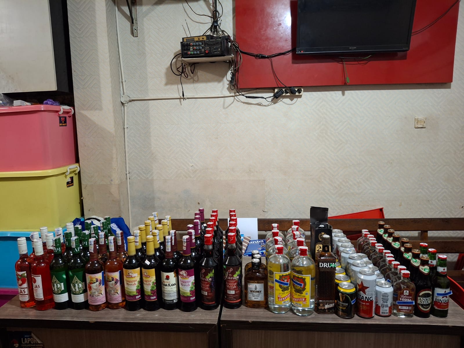 Sat Resnarkoba Polresta Tertibkan Peredaran Miras Ilegal, Amankan Ratusan Botol dan Kaleng