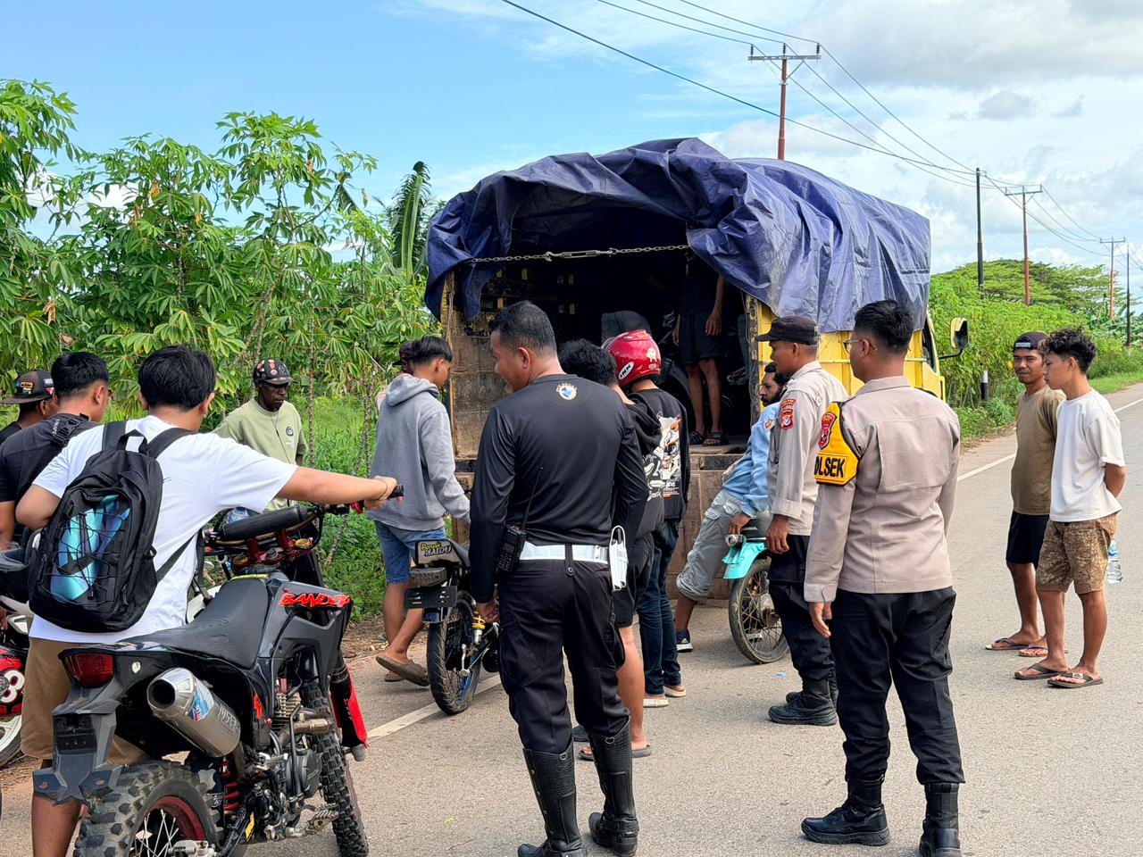 Respons Cepat Sat Lantas Polres Merauke dan Polsek Tanah Miring tertibkan Balap Liar di Jalan Poros Sp7-Sp8