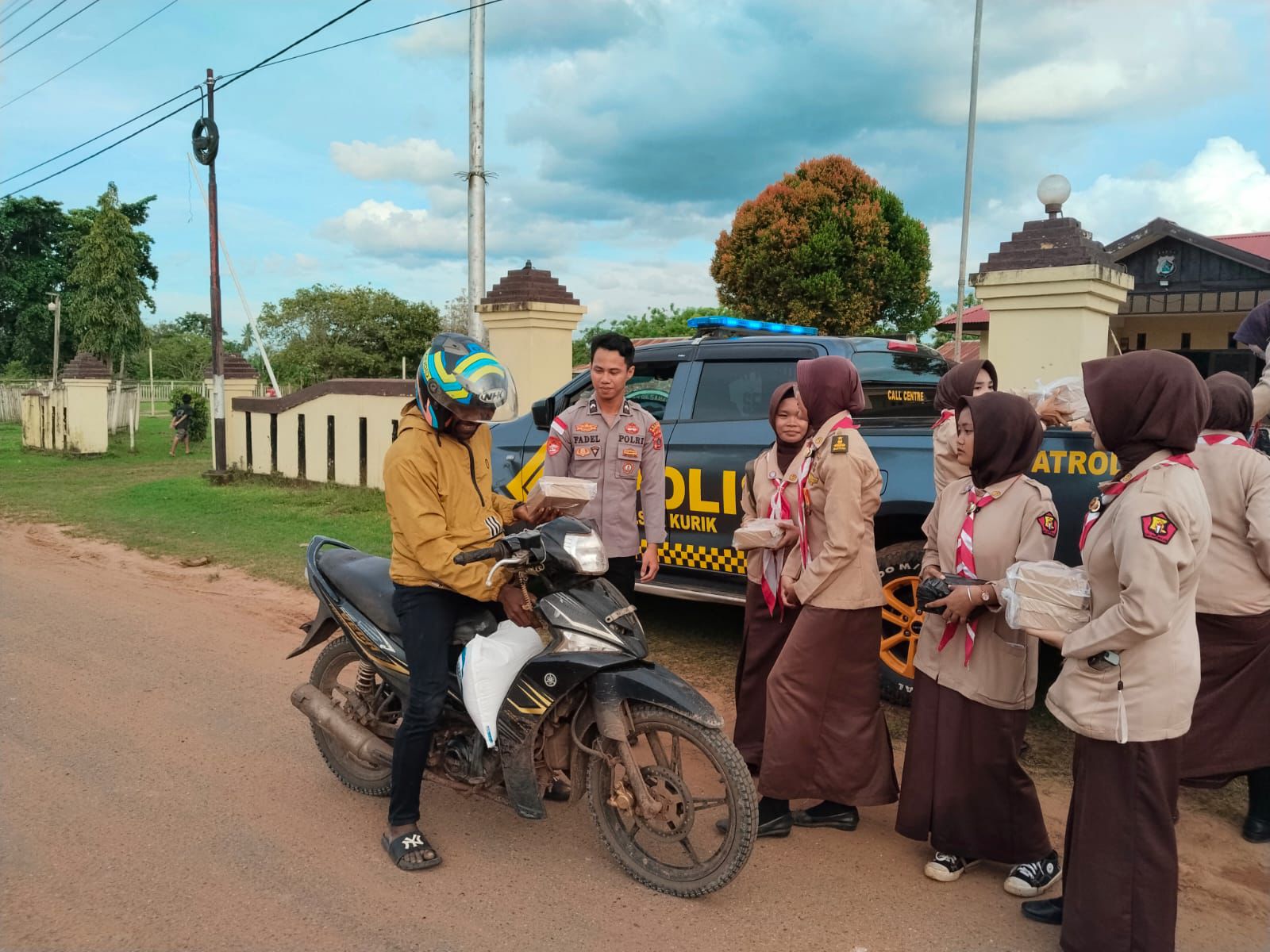 Polsek Kurik Bersama Pramuka Saka Bhayangkara Berbagi Takjil Gratis kepada Masyarakat